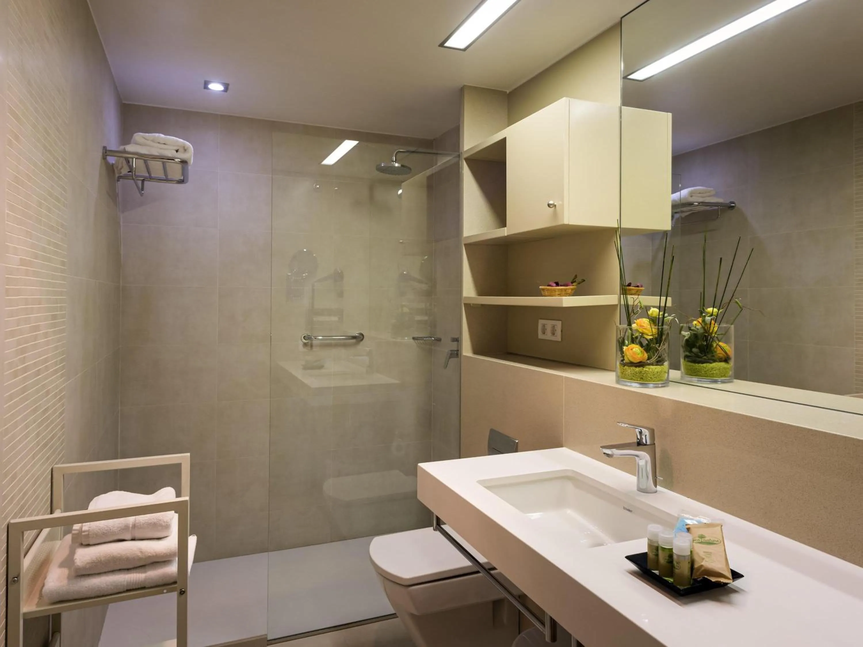 Bedroom in Ibis Styles Figueres Ronda