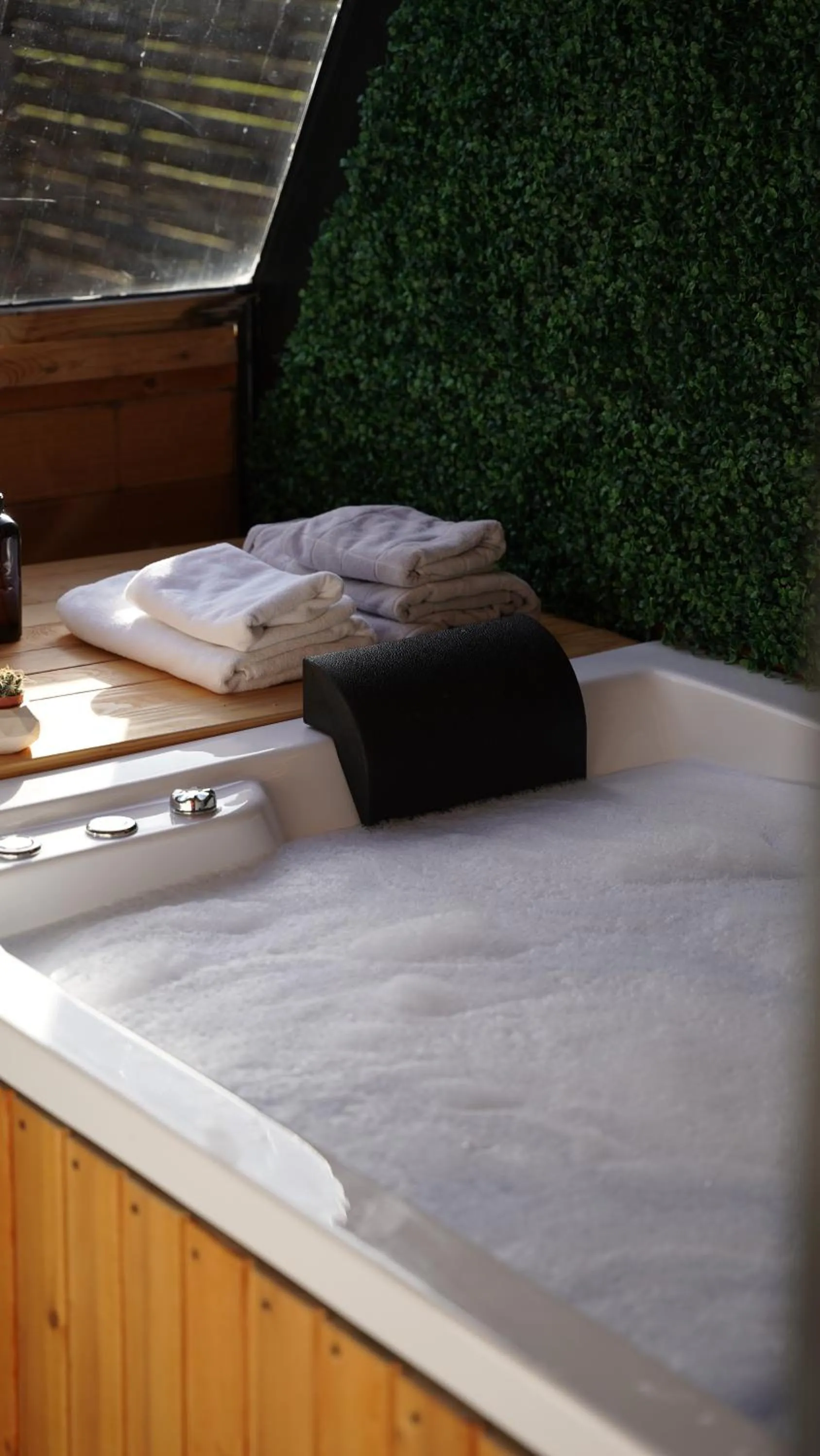 Photo of the whole room, Bed in Pentalow Cabin