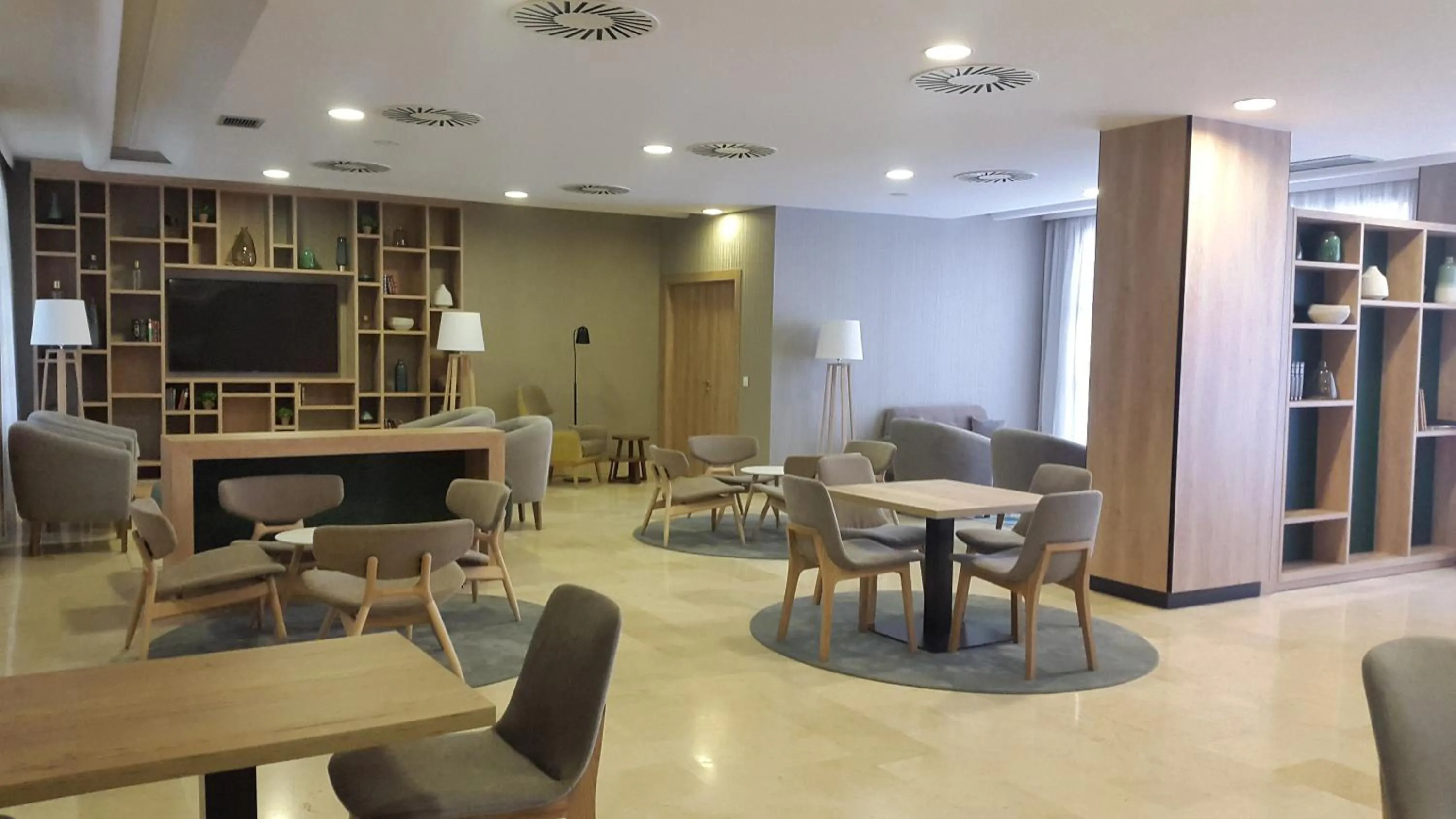 Communal lounge/ TV room in Oroel Hotel & SPA