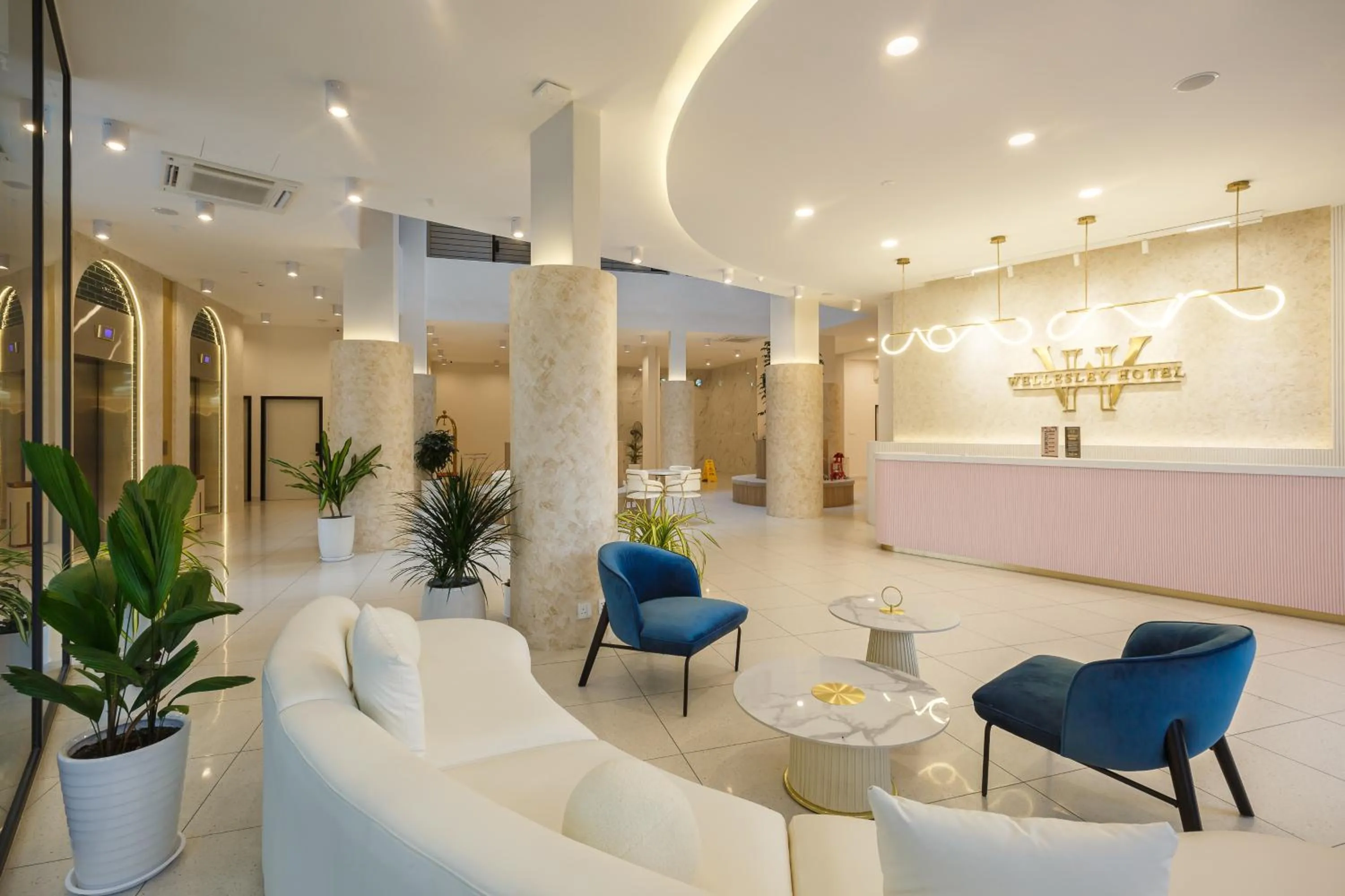 Seating area in Wellesley Hotel