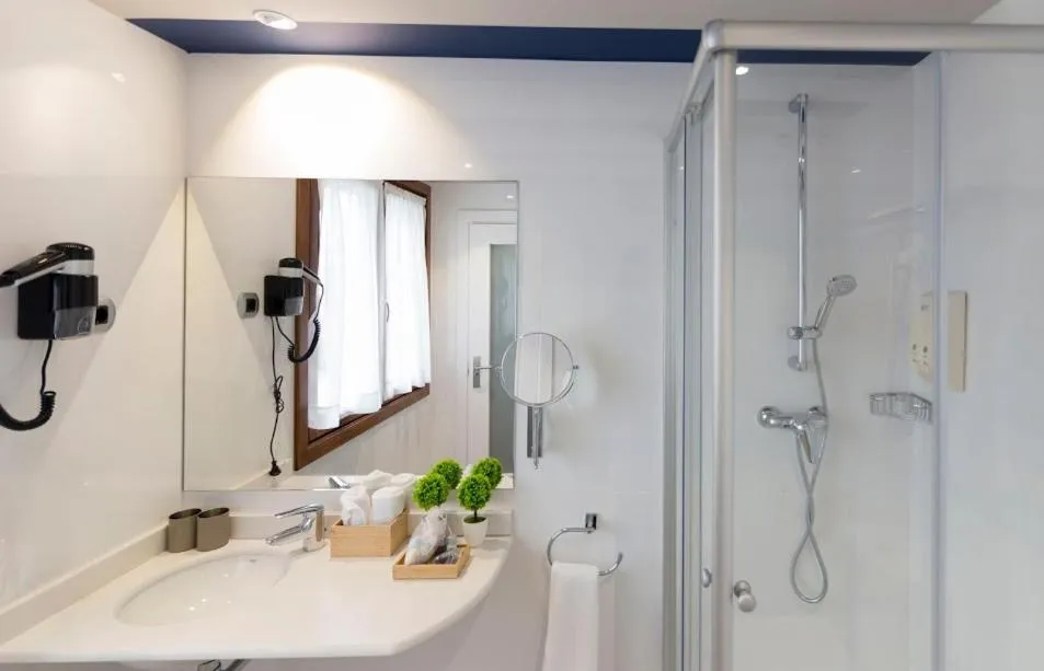 Shower in Hotel Boutique Bahía de Plentzia