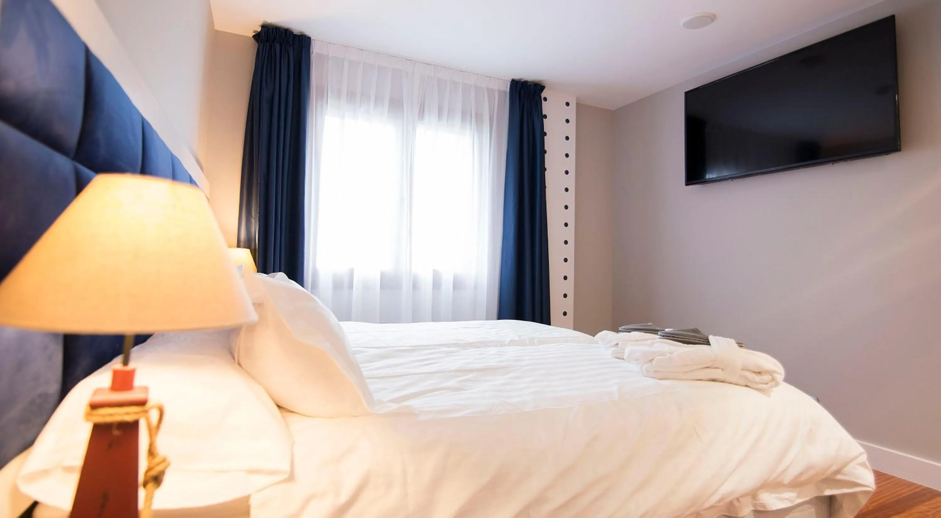 Toilet, Bed in Hotel Boutique Bahía de Plentzia