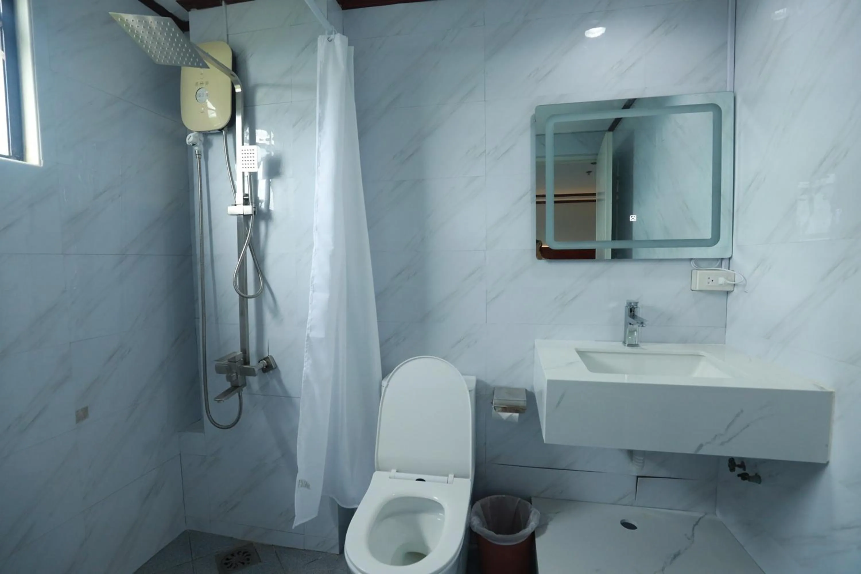 Toilet in Bohol Plaza Mountain Resort and Restaurant