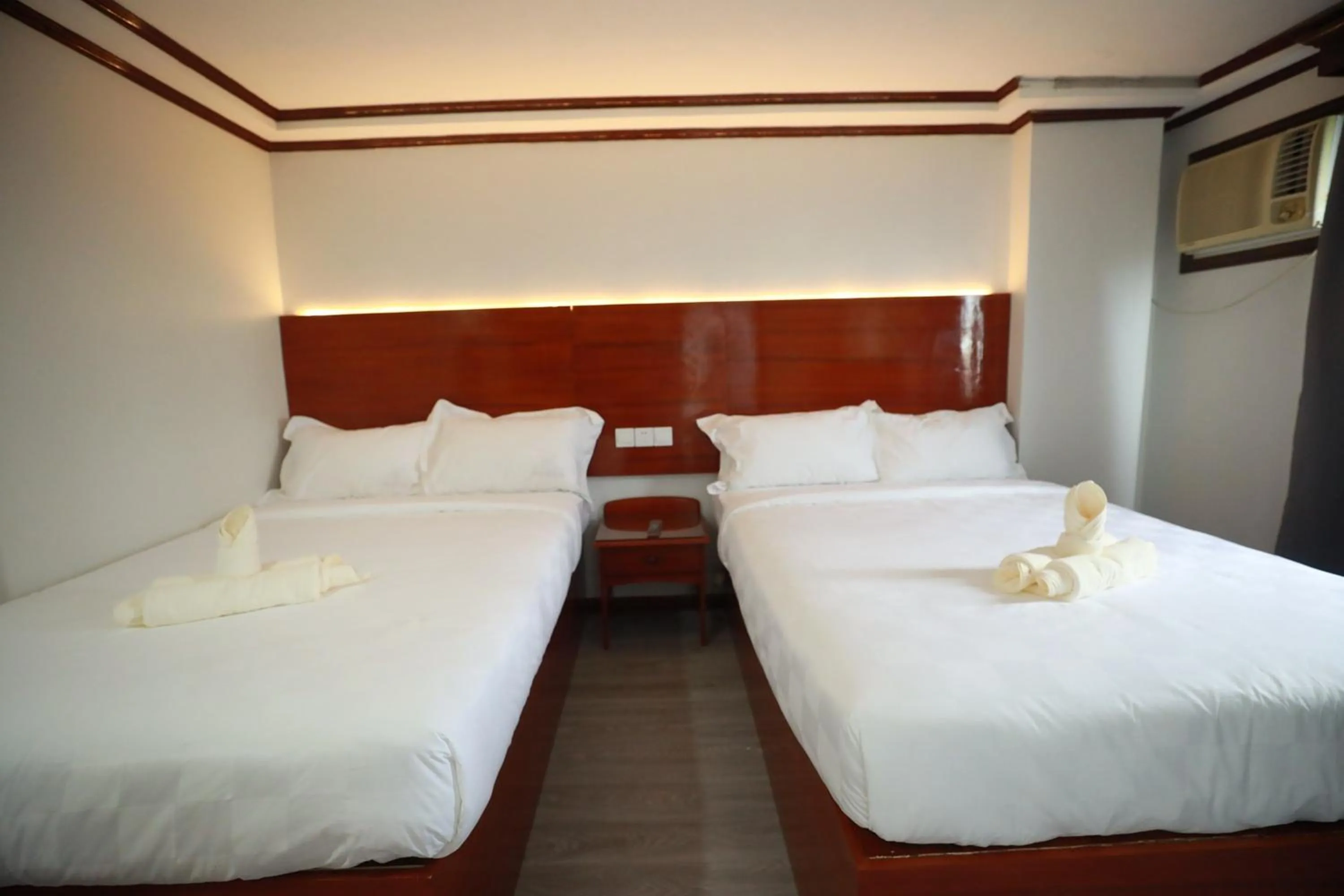 Bed in Bohol Plaza Mountain Resort and Restaurant