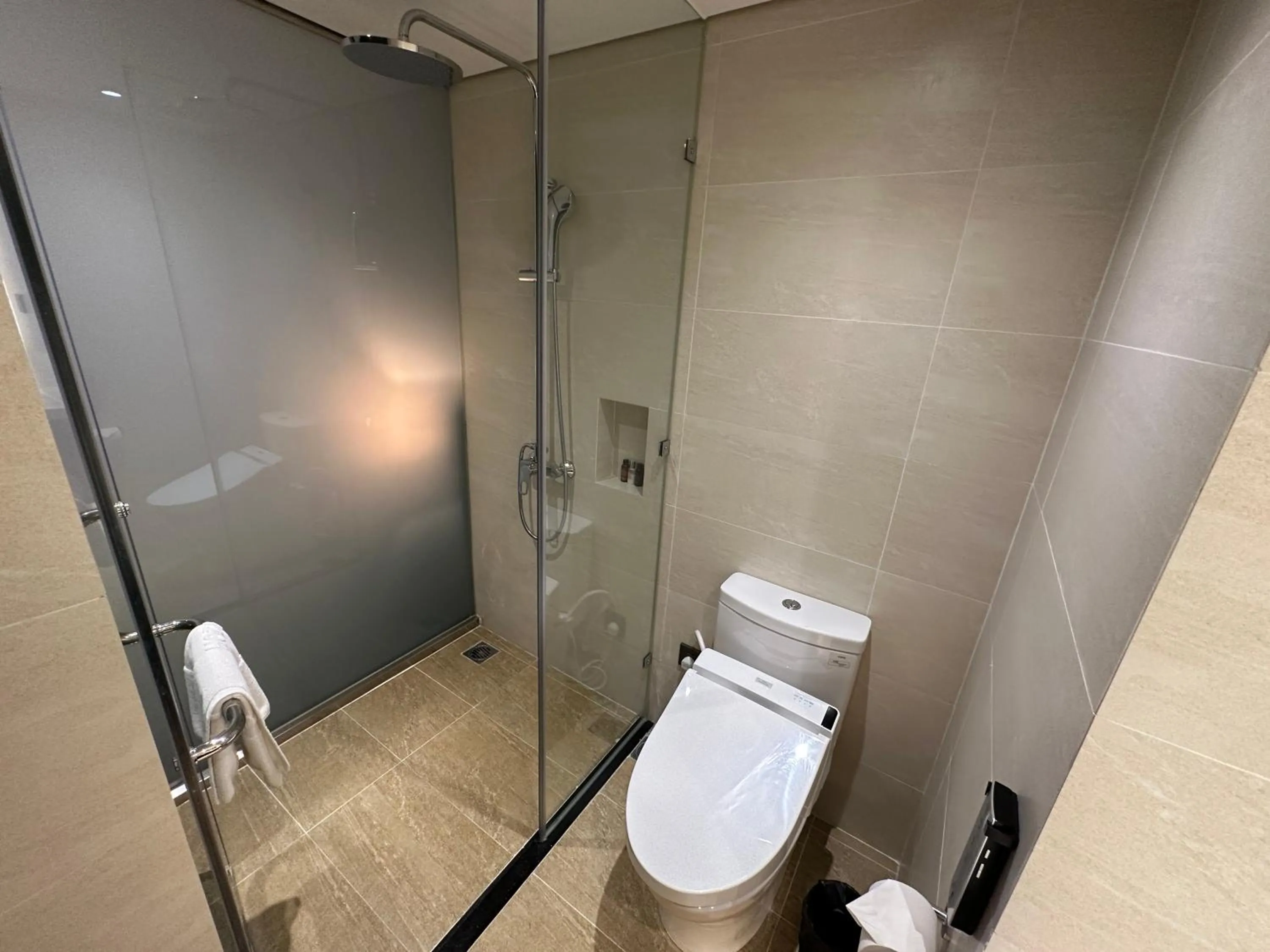 Toilet in Hotel Yah Hanoi & Spa