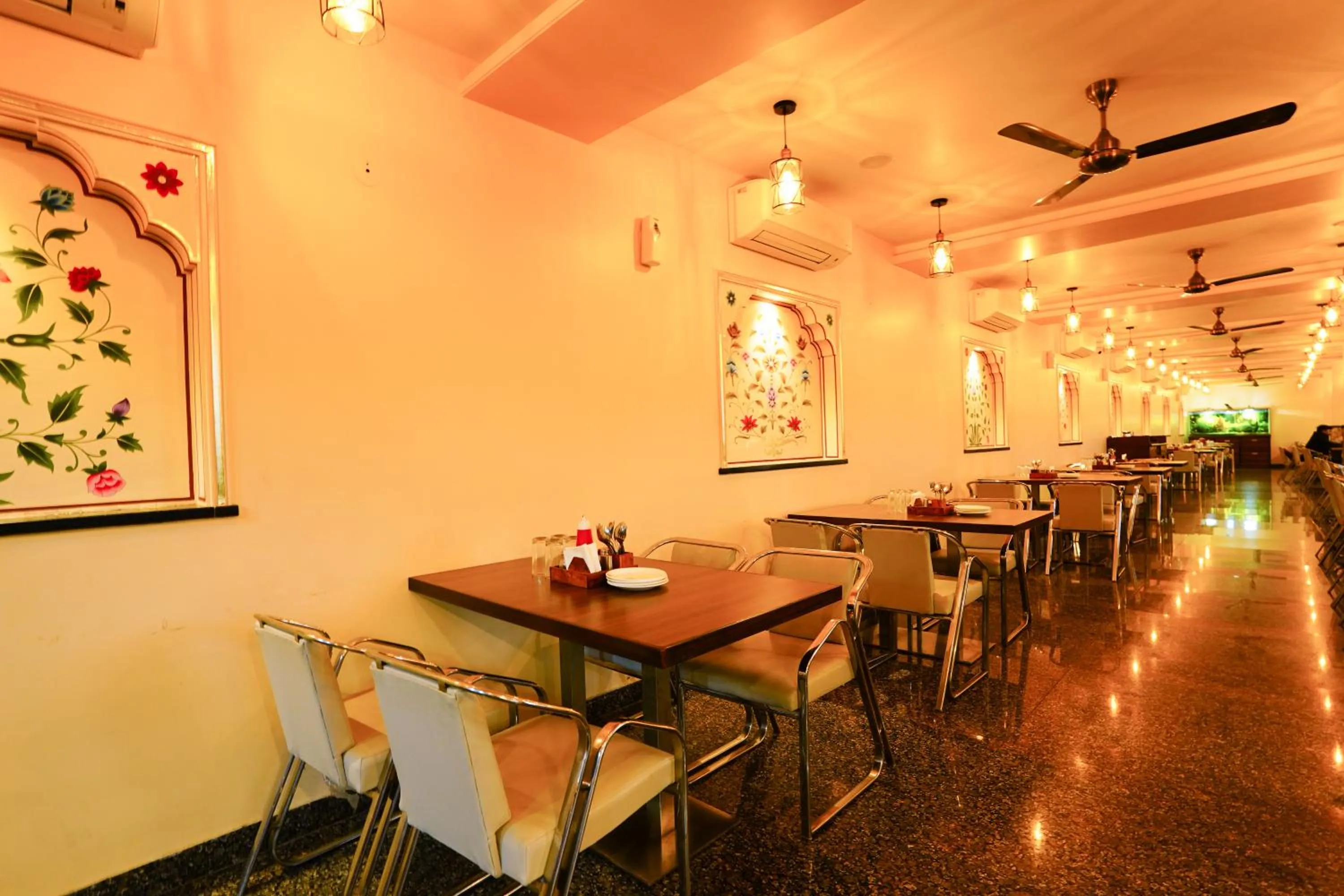 Restaurant/places to eat in Hotel Cheelgadi