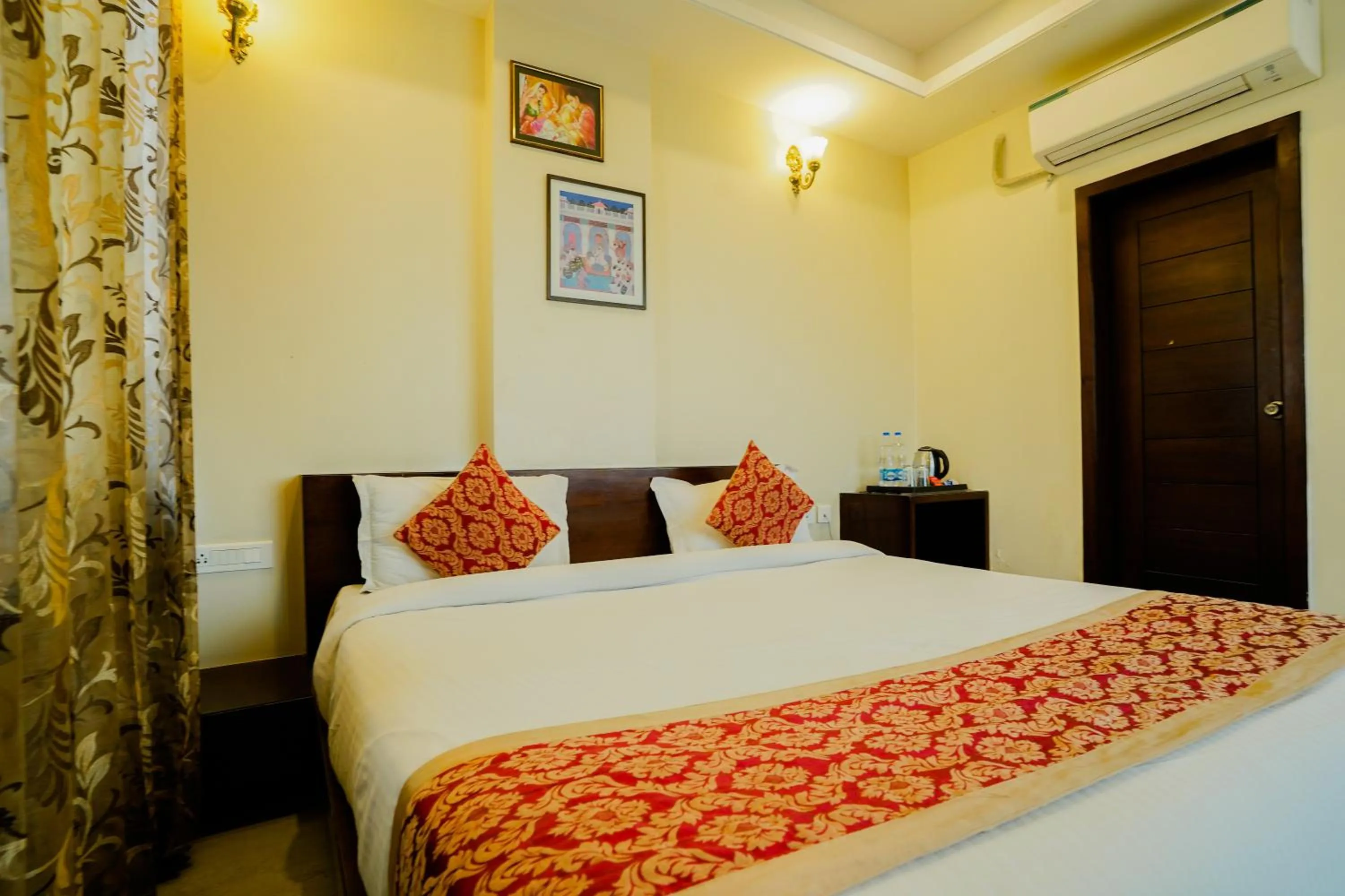 Bed in Hotel Cheelgadi