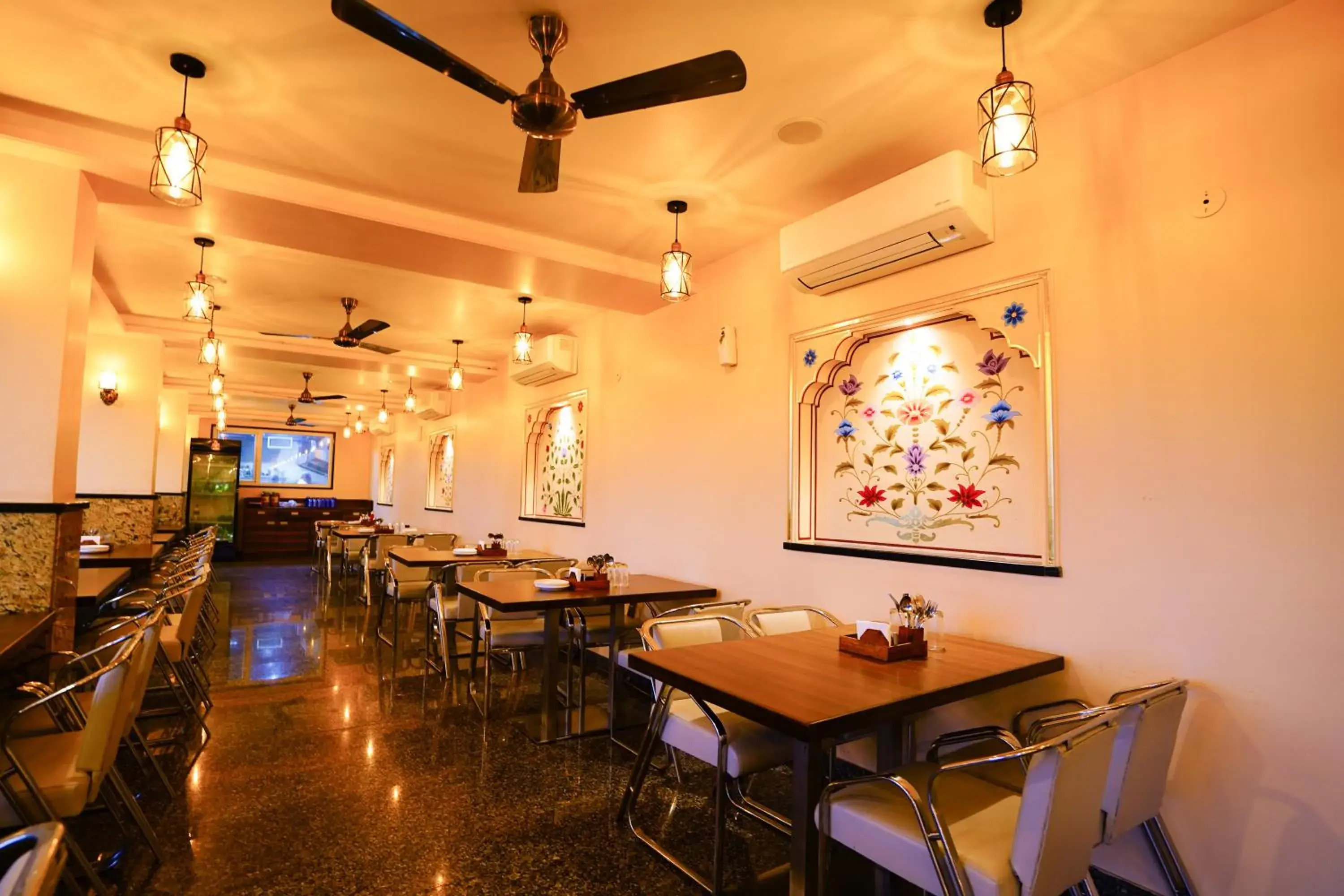 Restaurant/places to eat in Hotel Cheelgadi Restaurant/places to eat in Hotel Cheelgadi