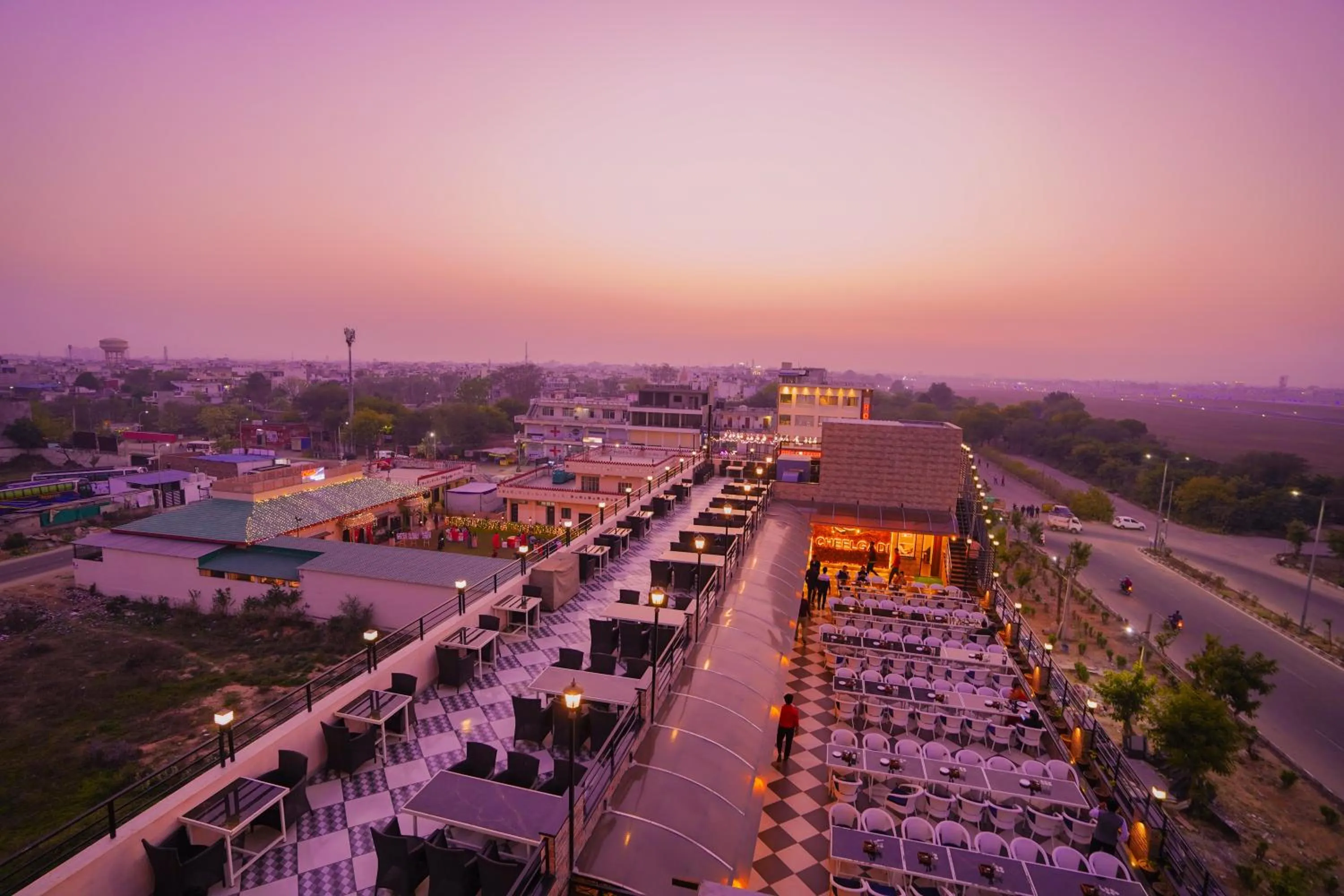 Restaurant/places to eat in Hotel Cheelgadi