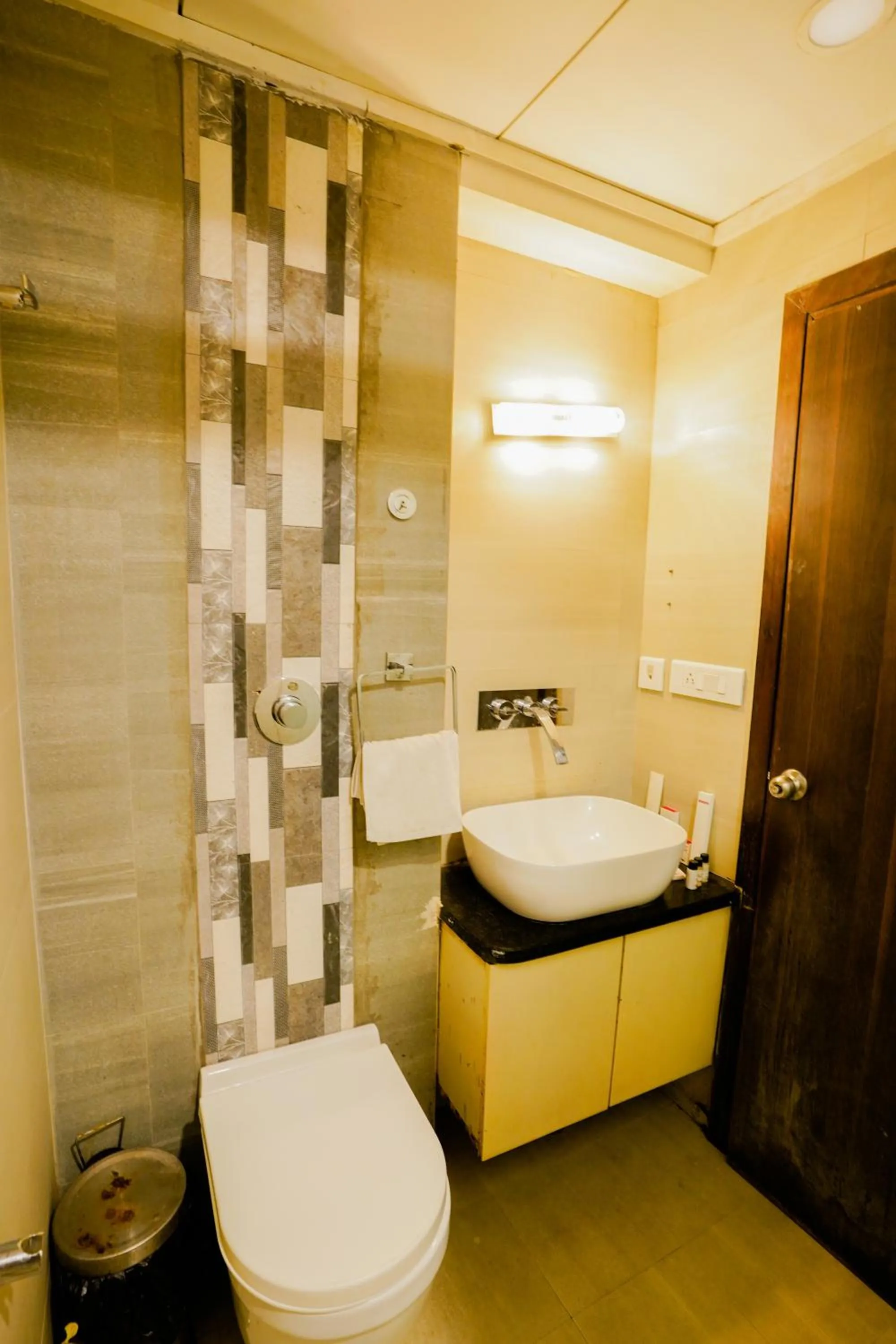 Shower in Hotel Cheelgadi