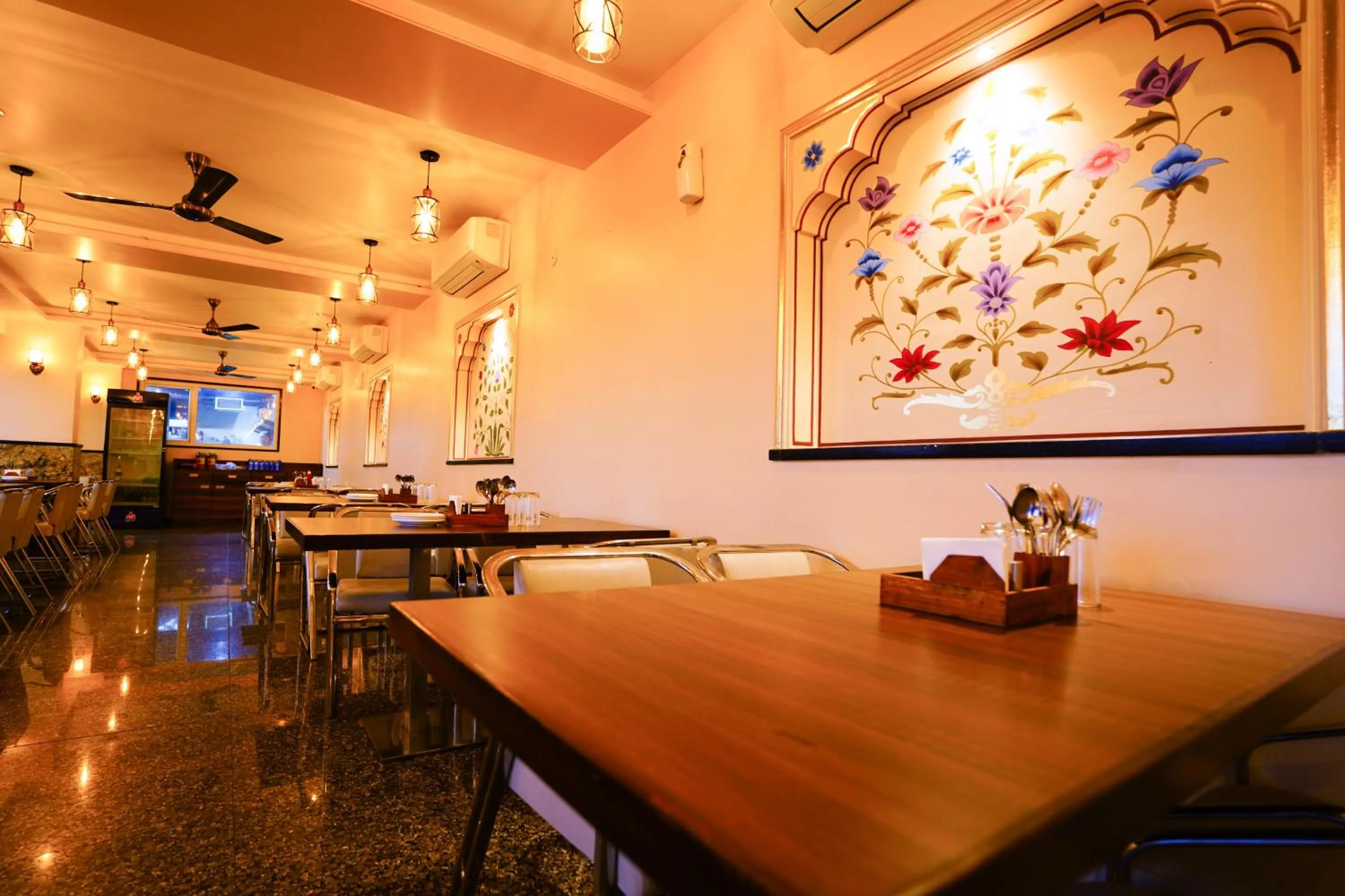 Restaurant/places to eat in Hotel Cheelgadi