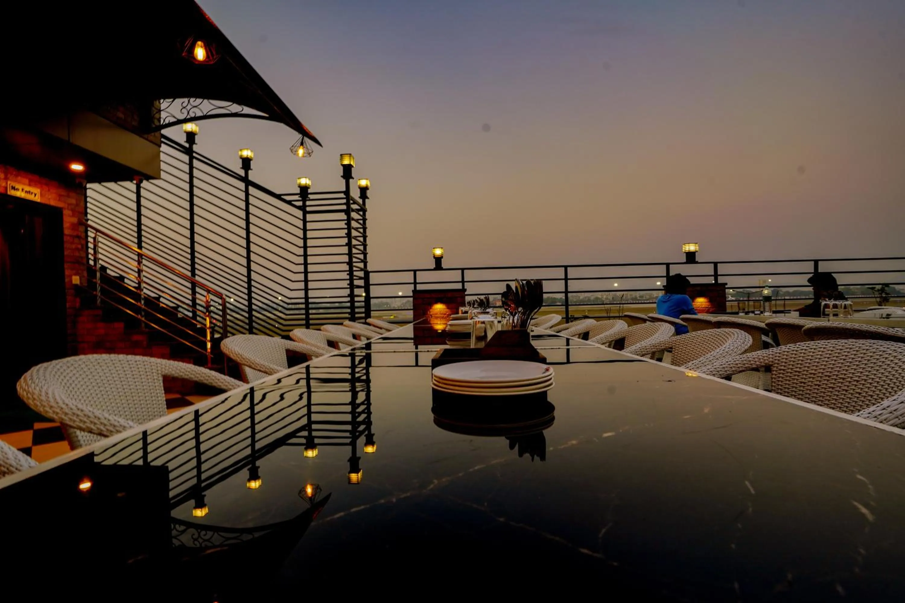 Restaurant/places to eat in Hotel Cheelgadi