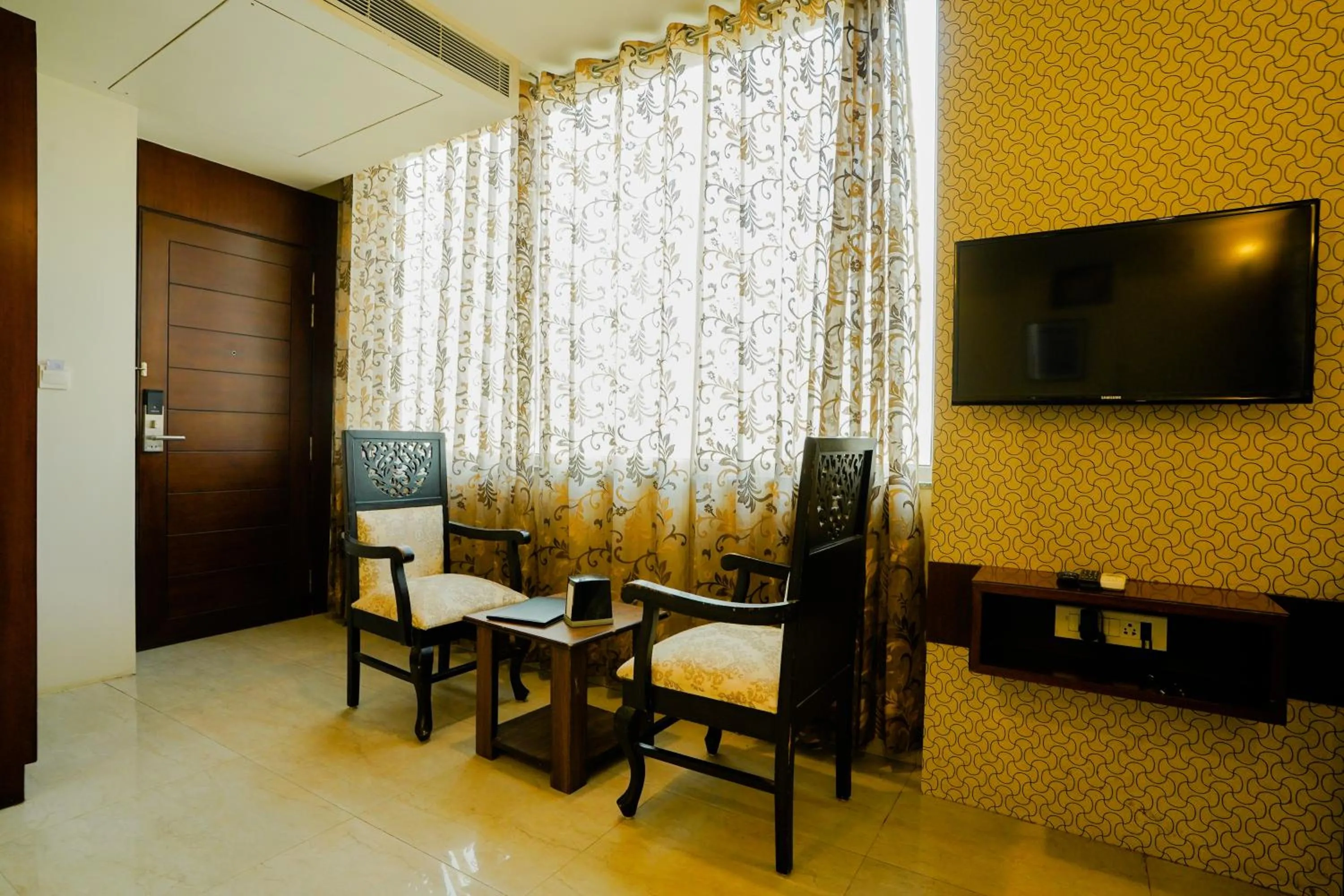 Communal lounge/ TV room in Hotel Cheelgadi