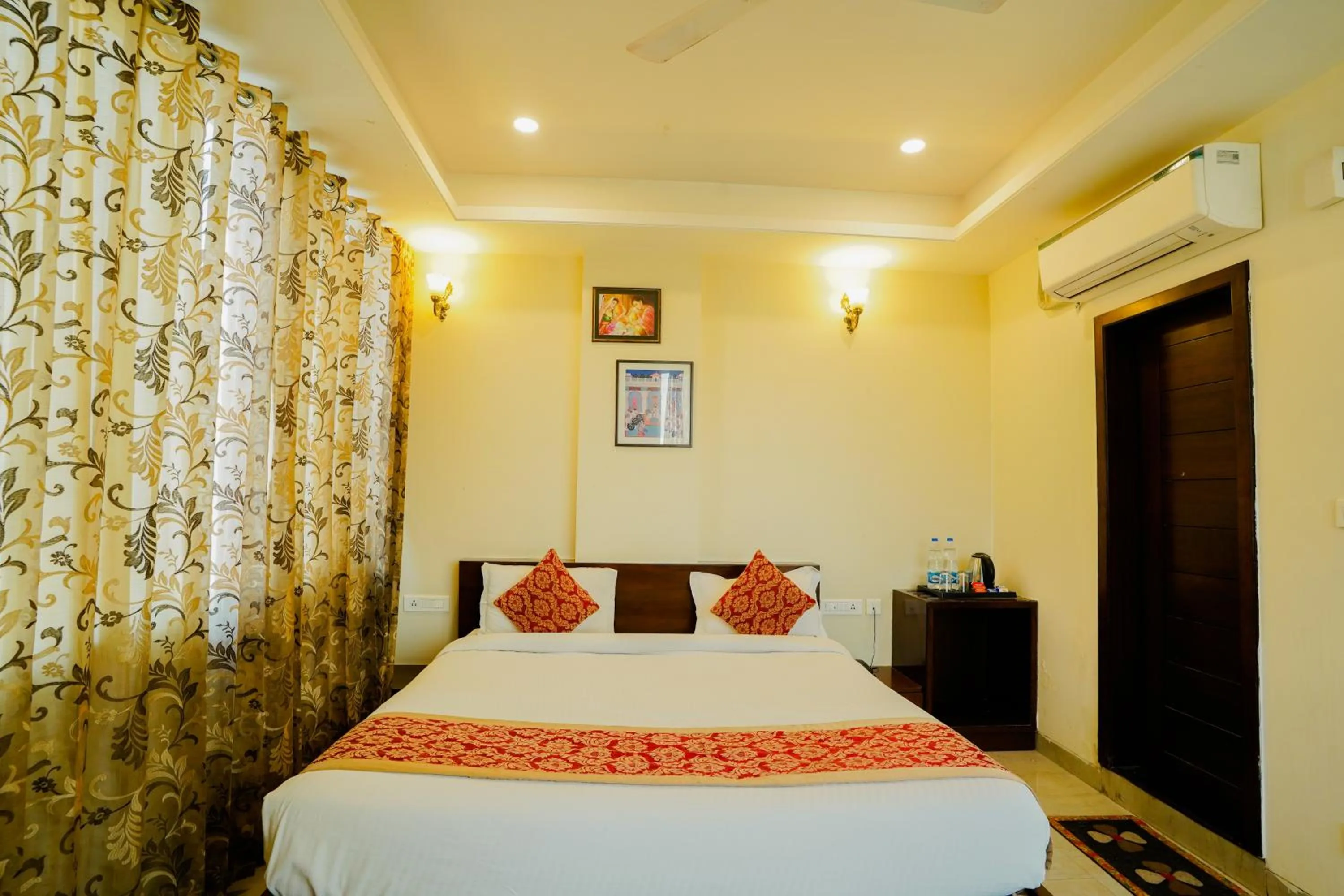 Bed in Hotel Cheelgadi