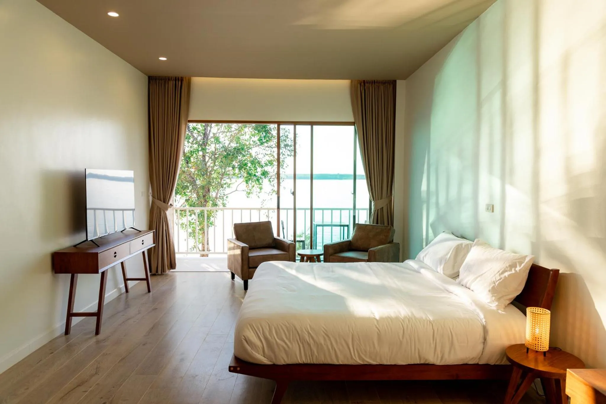 TV and multimedia, Bed in LAKE HOUSE Naka Cave