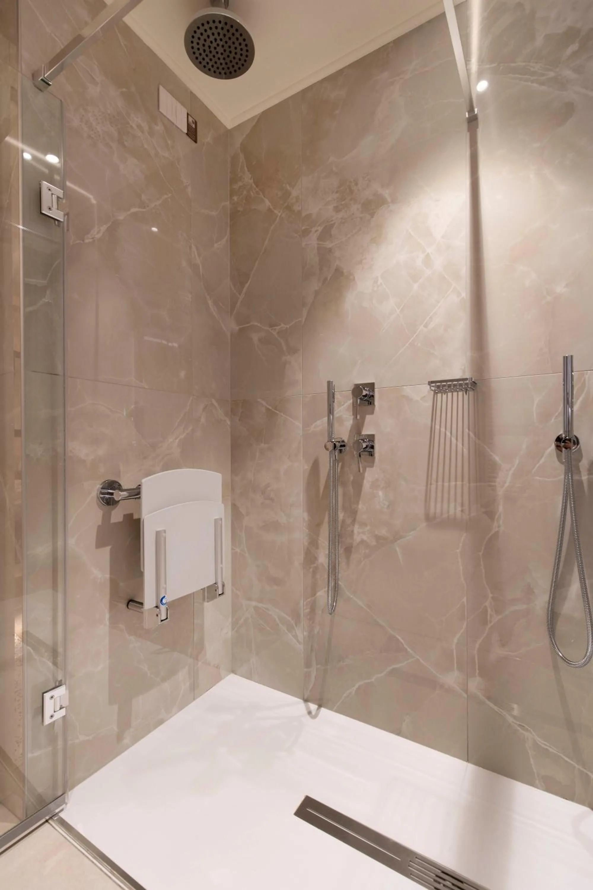 Shower in Palazzo Keller