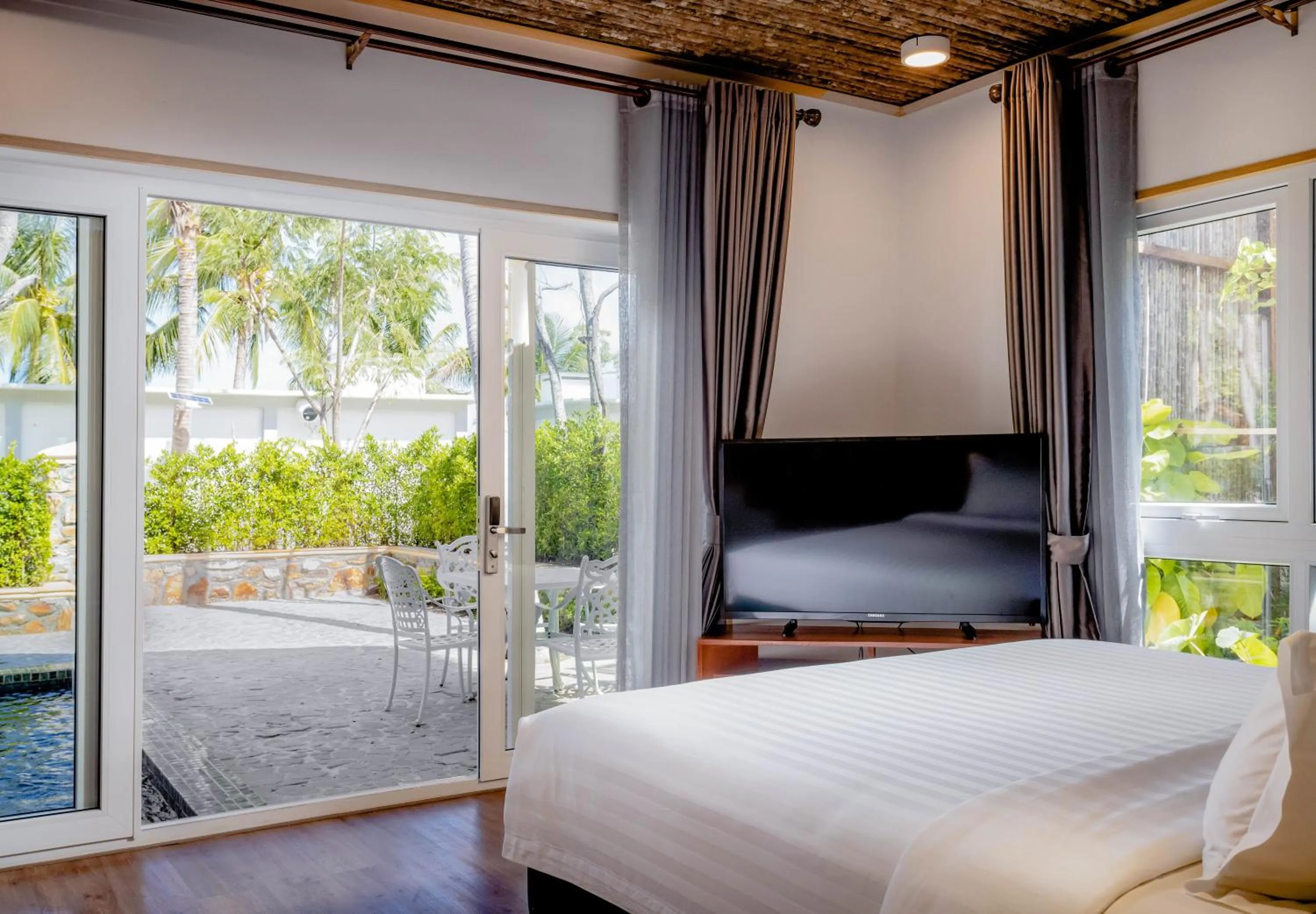 Bed in Koh Apikjun Resort by EHM