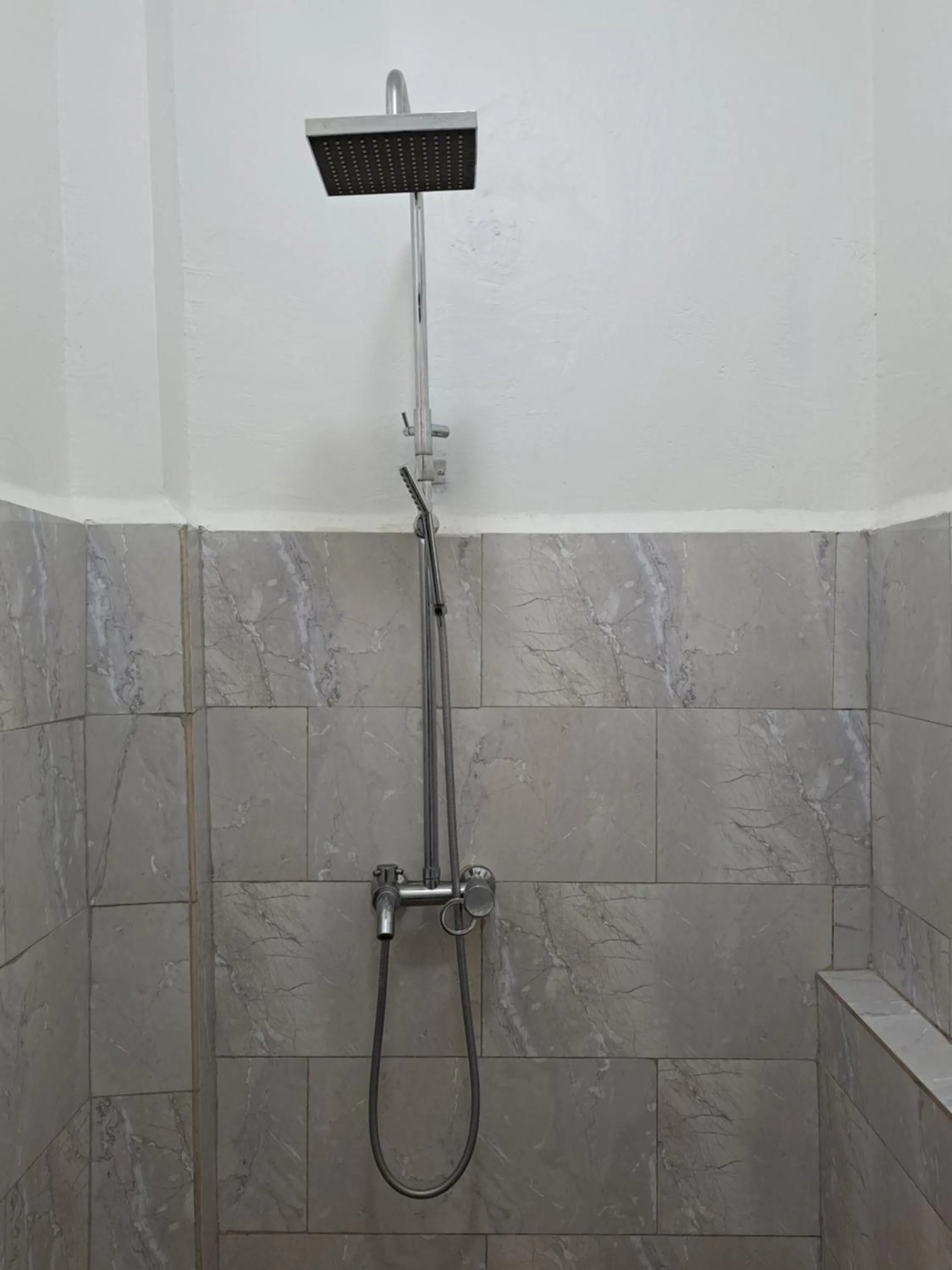 Shower in Enaiteru