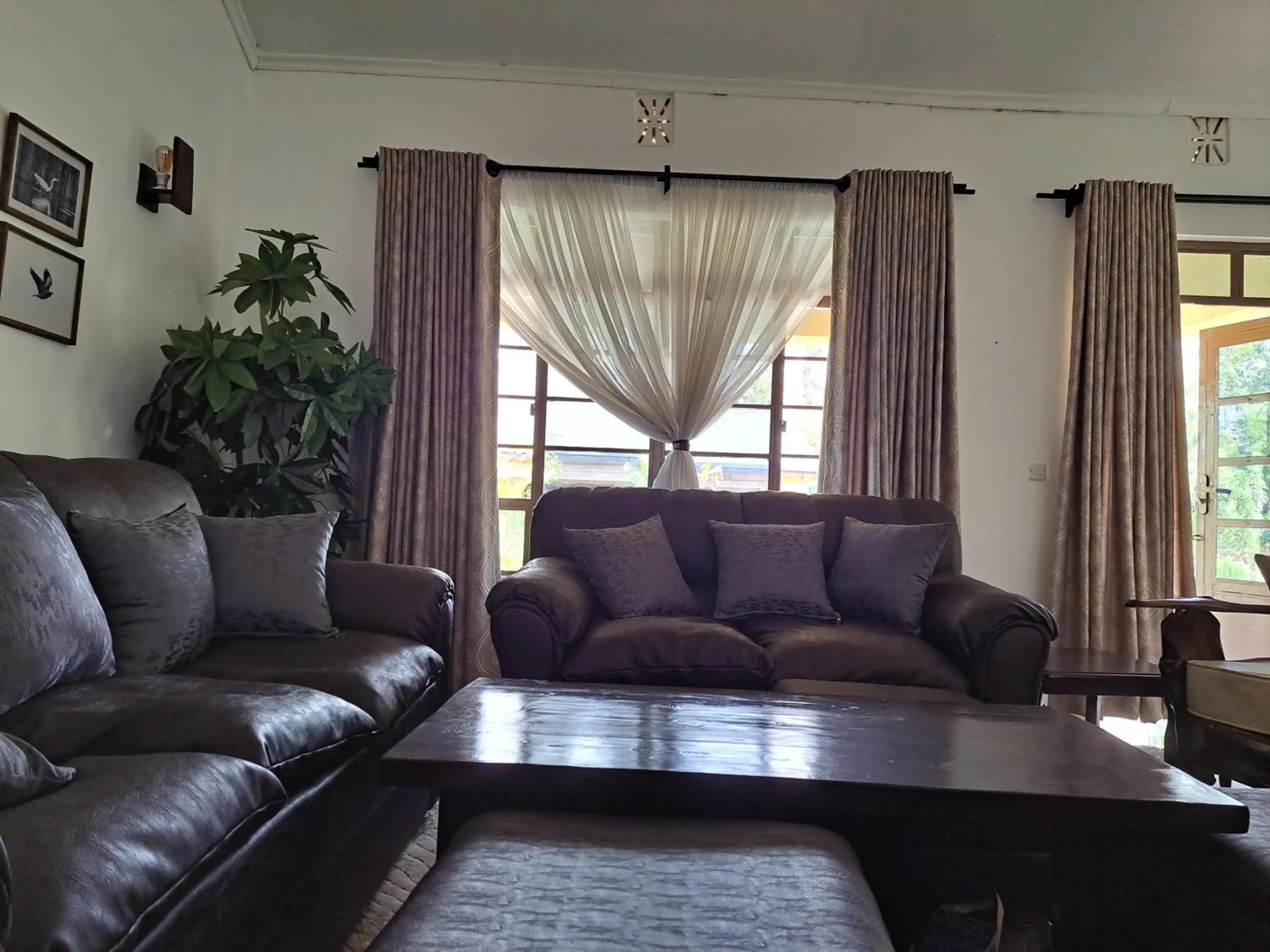 Seating area in Enaiteru