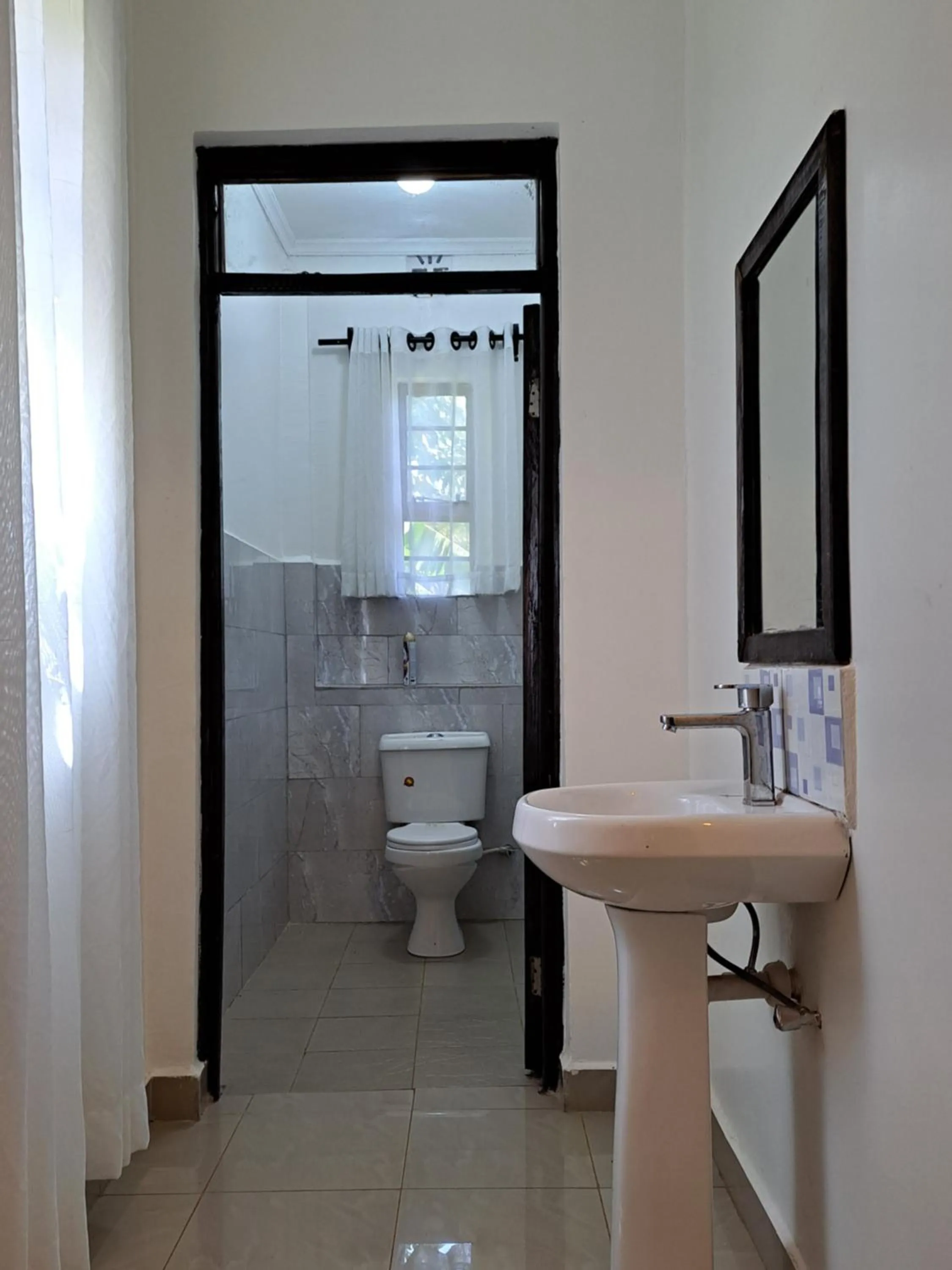 Toilet in Enaiteru