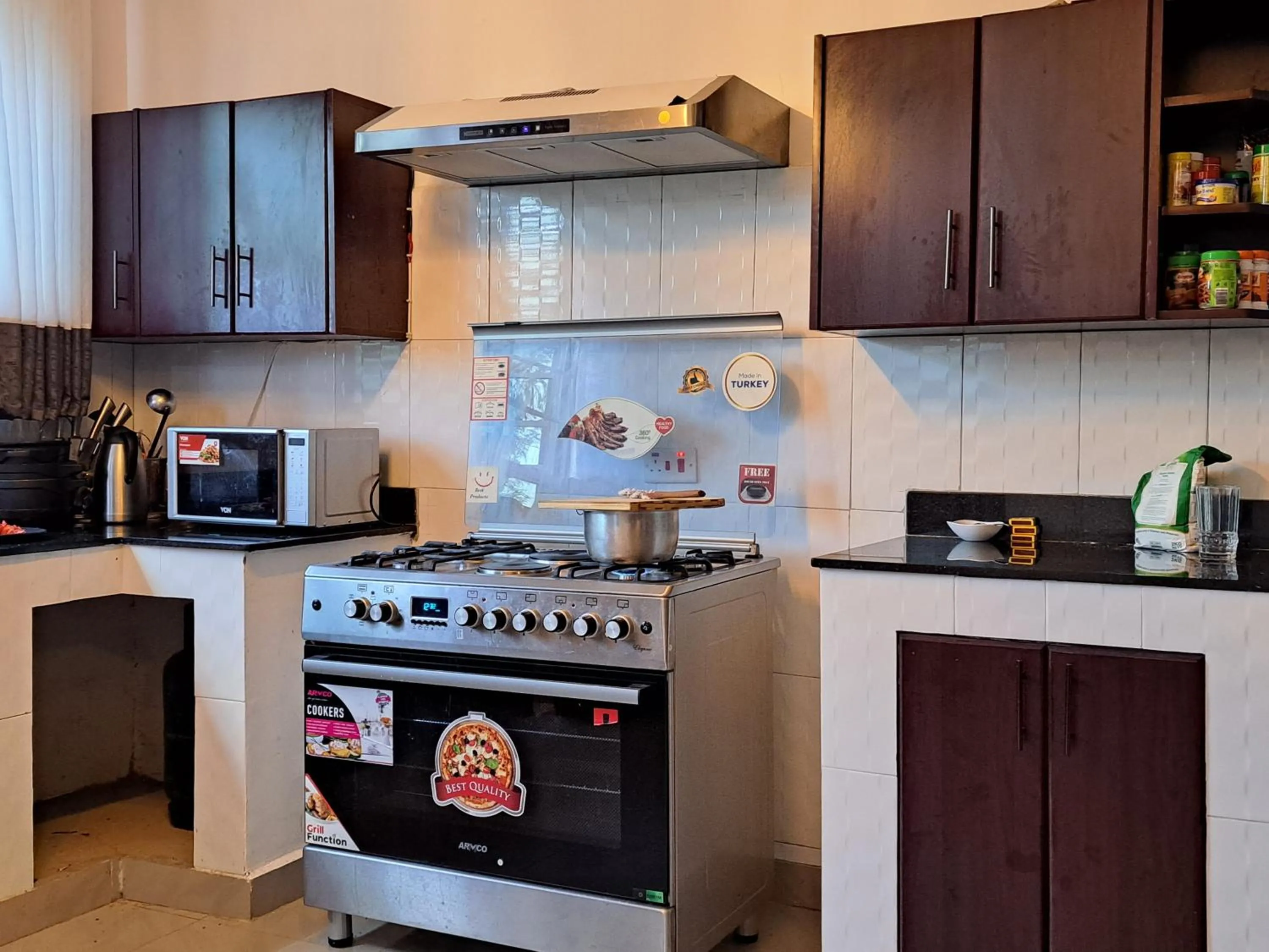 Kitchen or kitchenette in Enaiteru