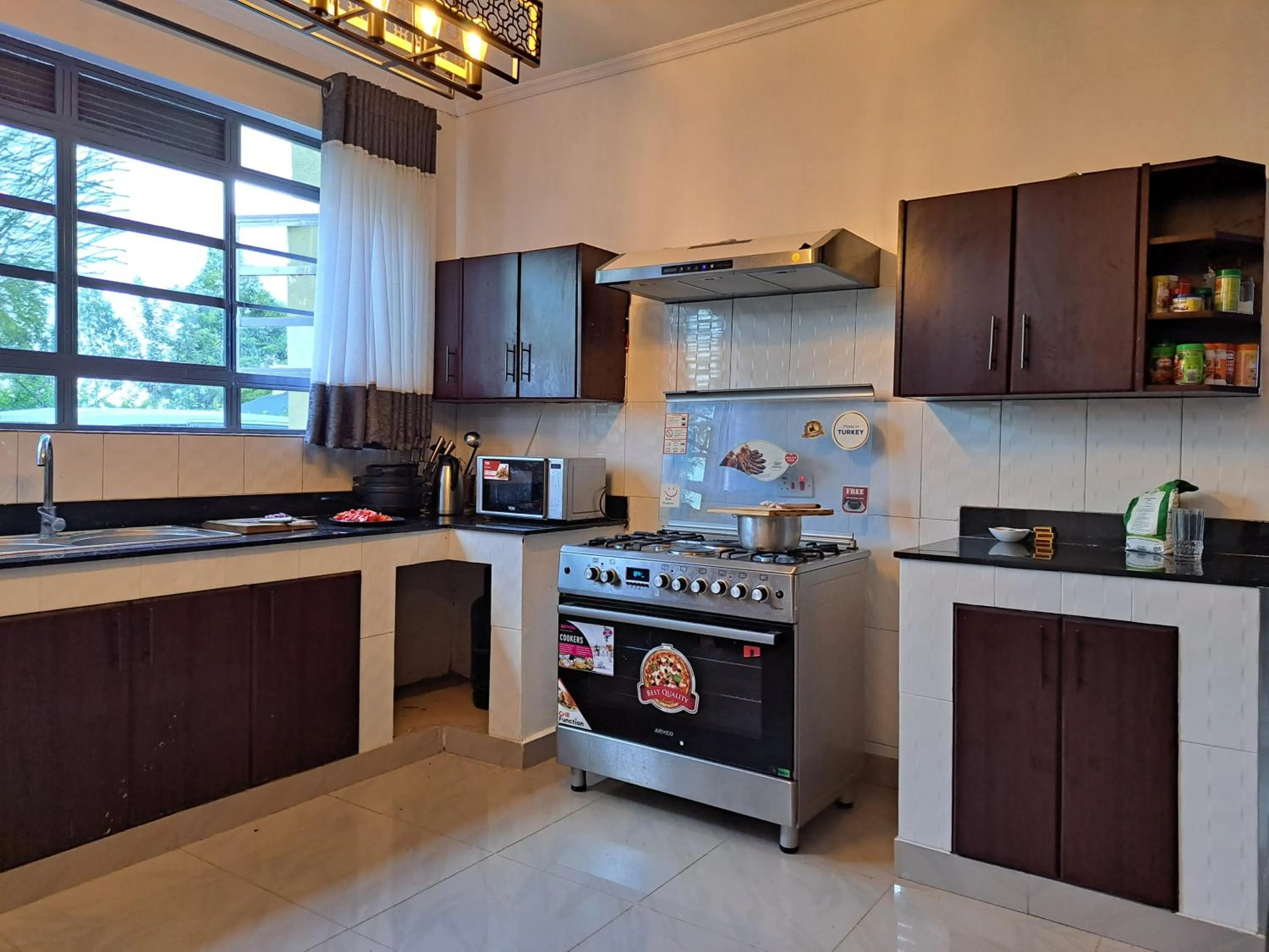 Kitchen or kitchenette in Enaiteru