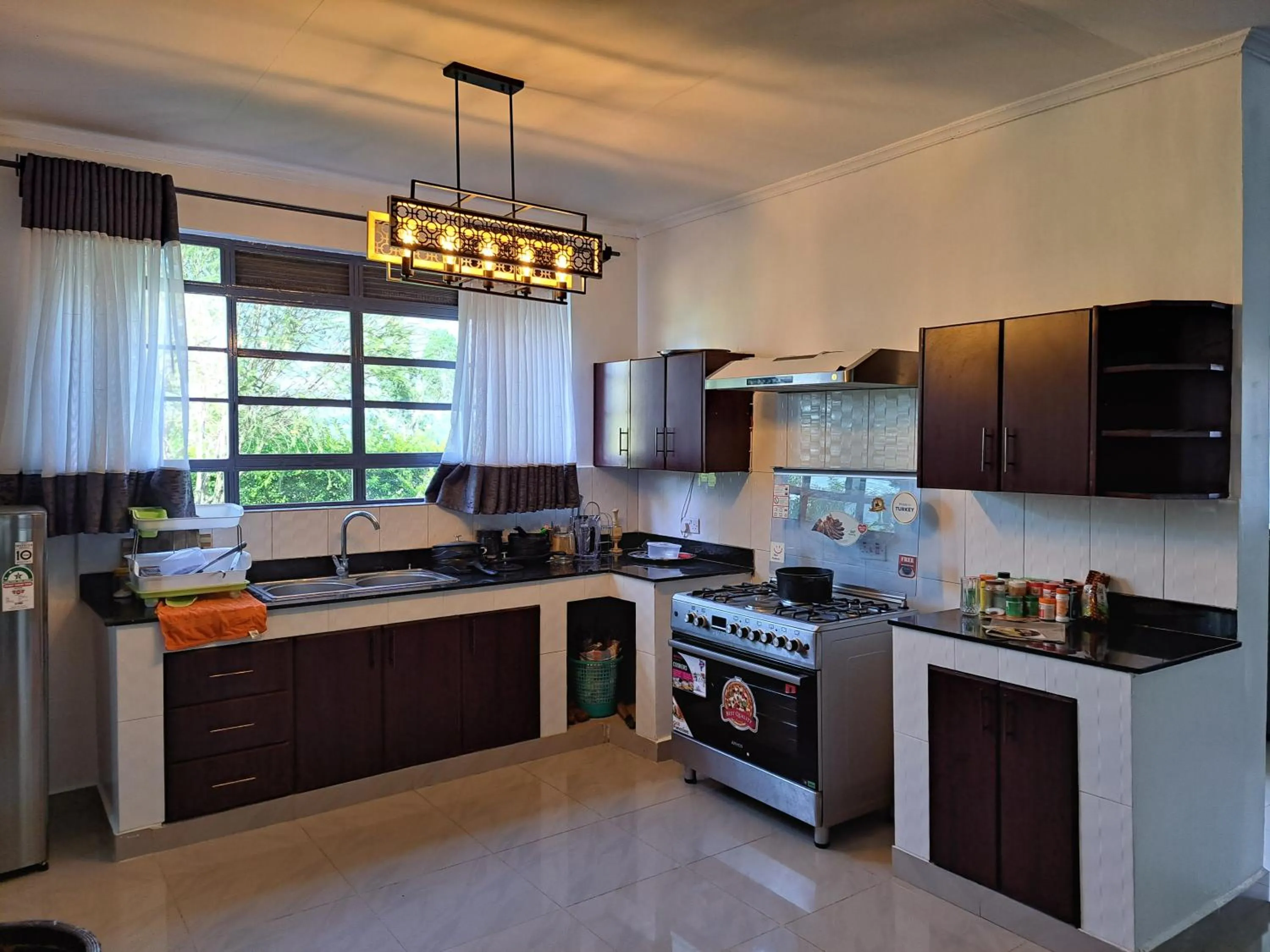 Kitchen or kitchenette in Enaiteru