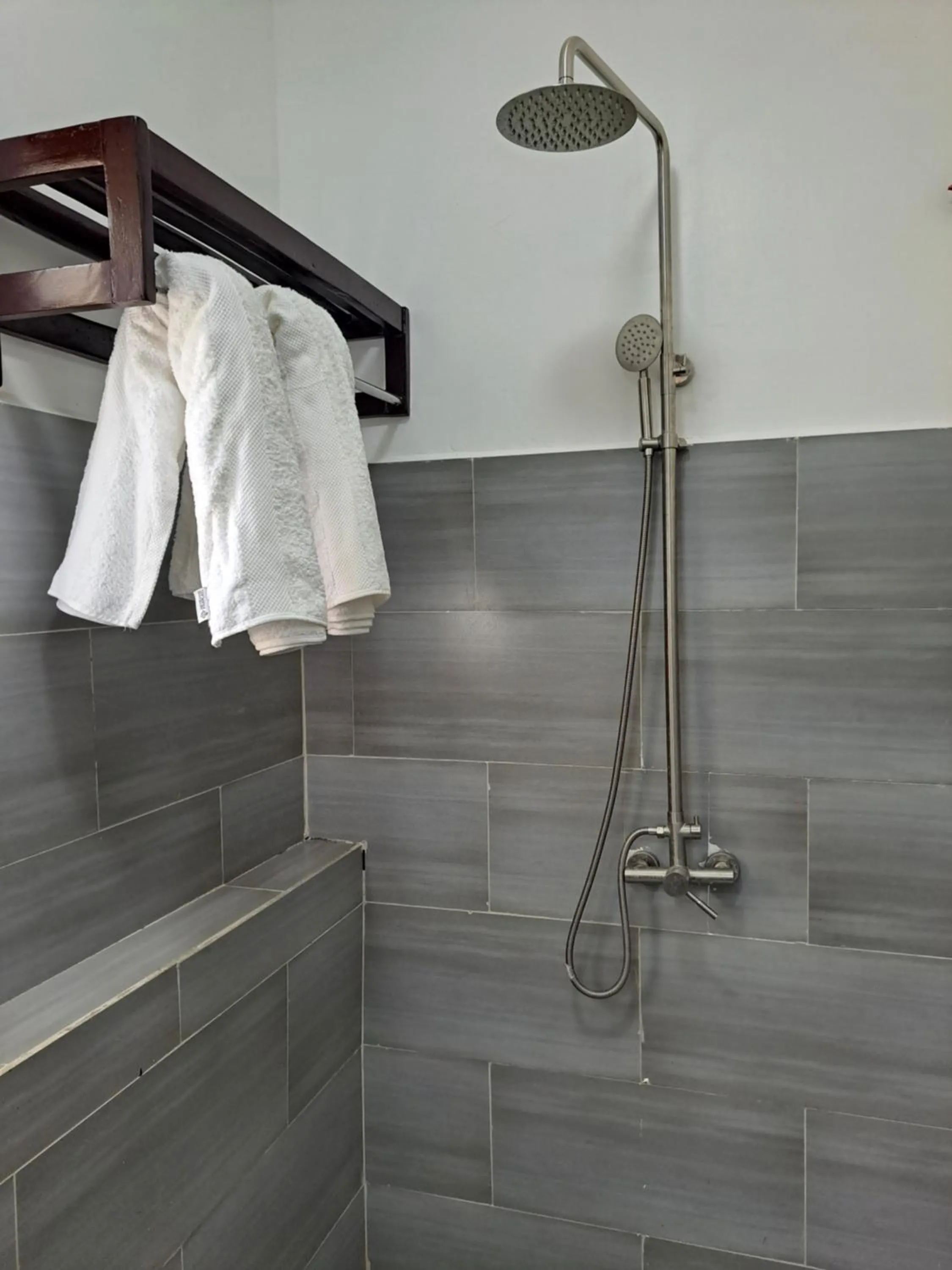 Shower in Enaiteru