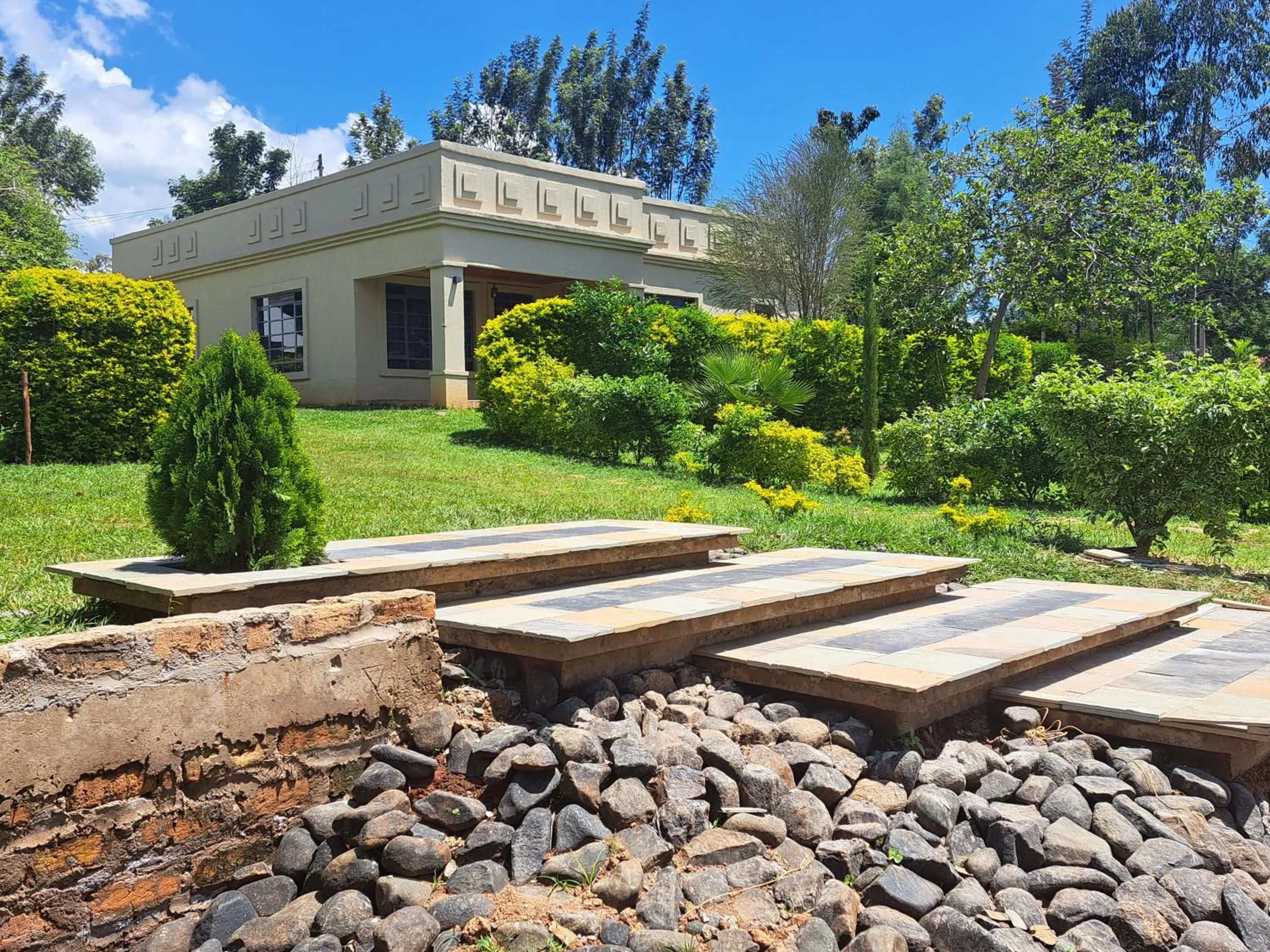 Property building in Enaiteru