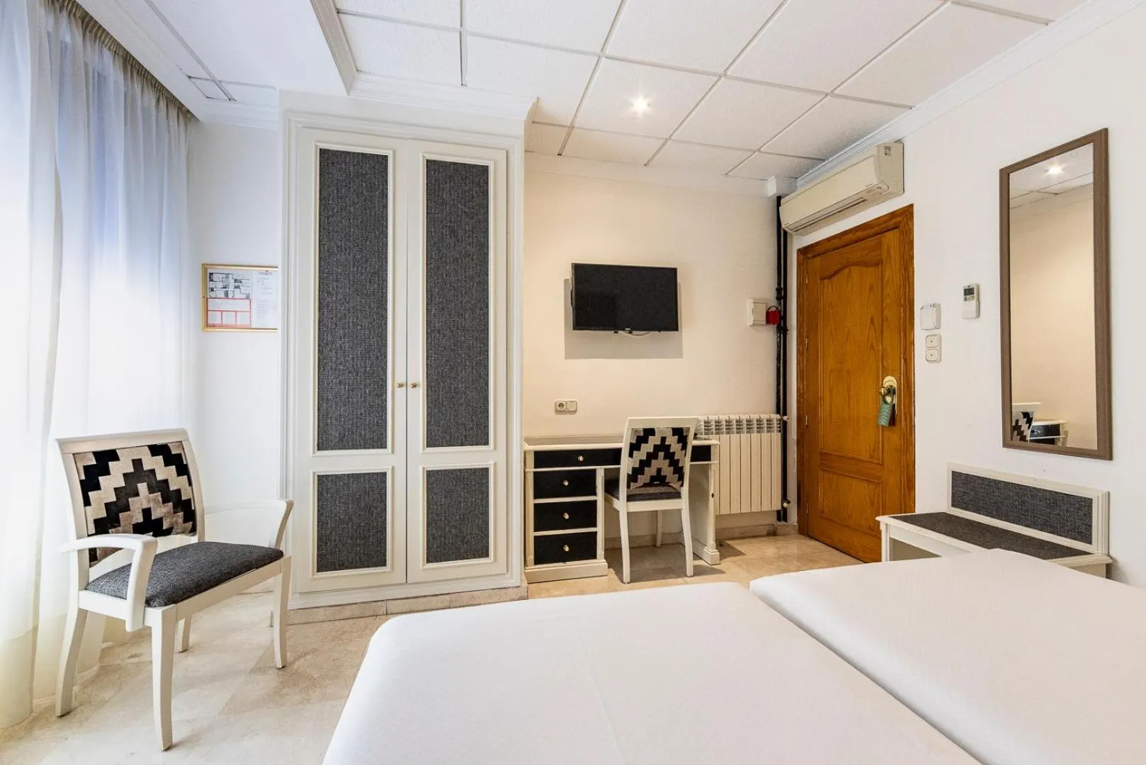 Bed in Hotel Sacromonte