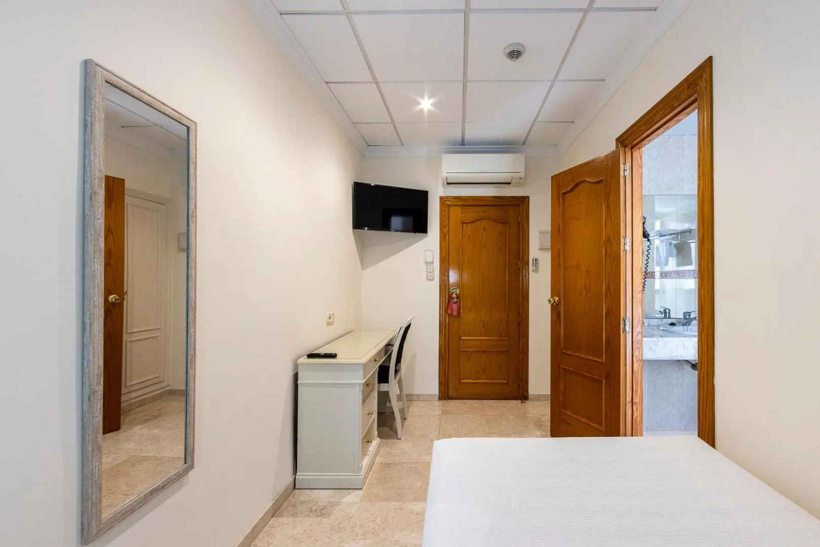 TV and multimedia, Bed in Hotel Sacromonte