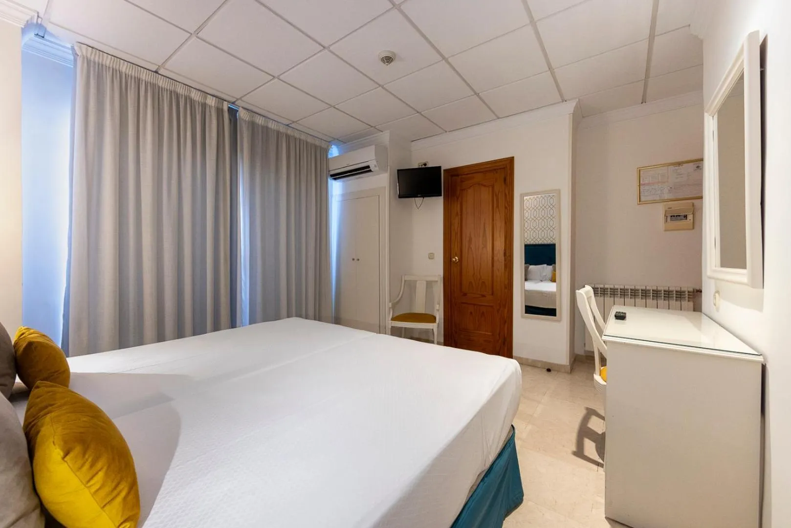 Bed in Hotel Sacromonte