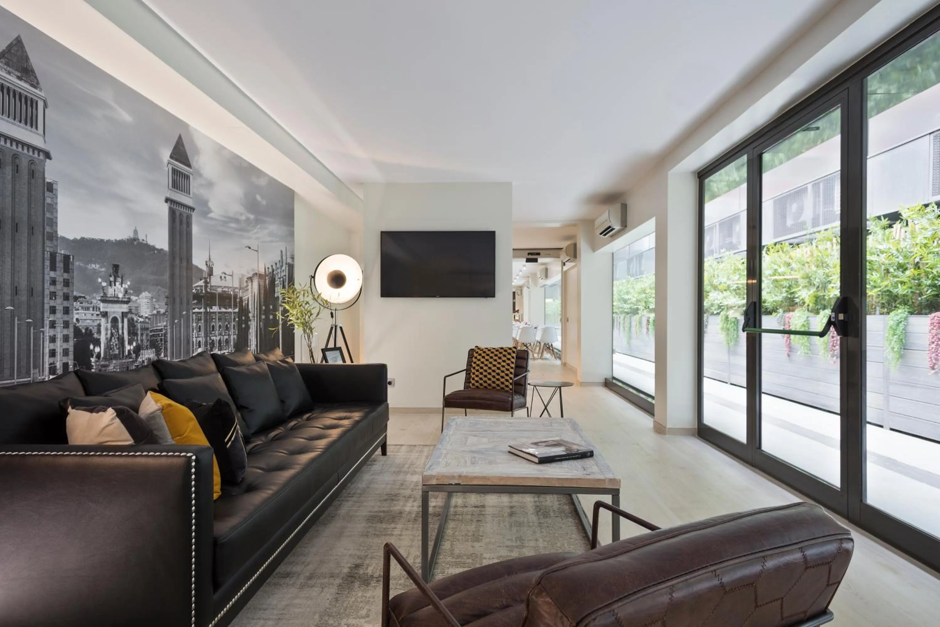 Communal lounge/ TV room in Aparthotel Bcn Montjuic