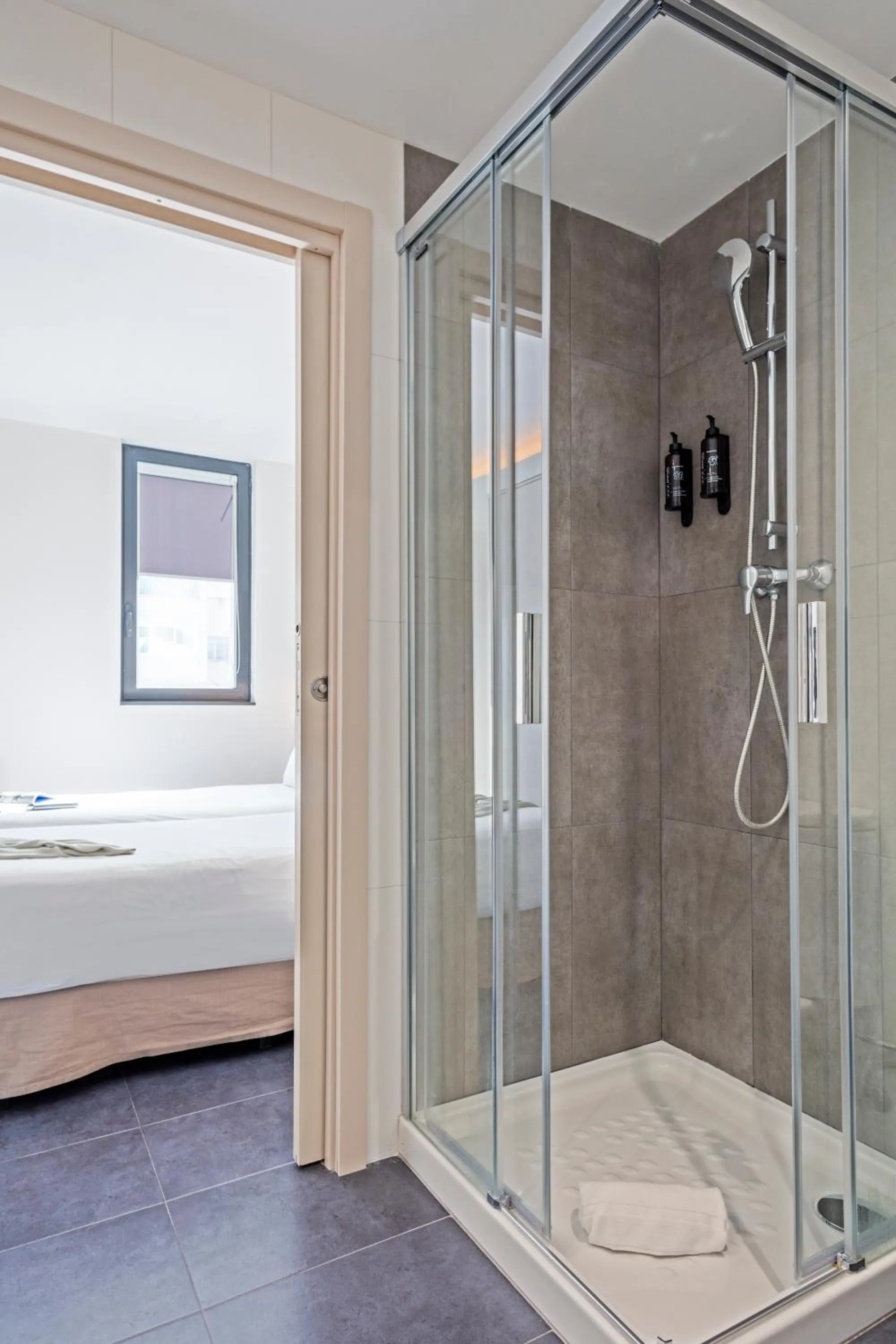 Shower in Aparthotel Bcn Montjuic