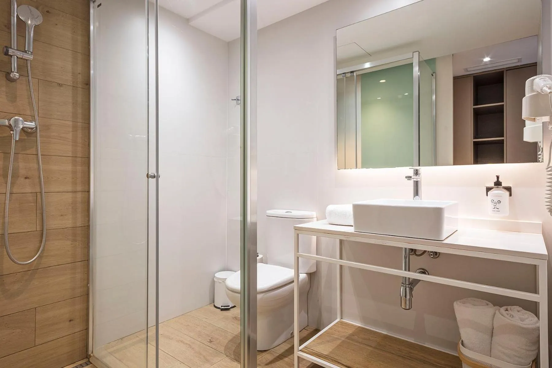 Shower in Aparthotel Bcn Montjuic