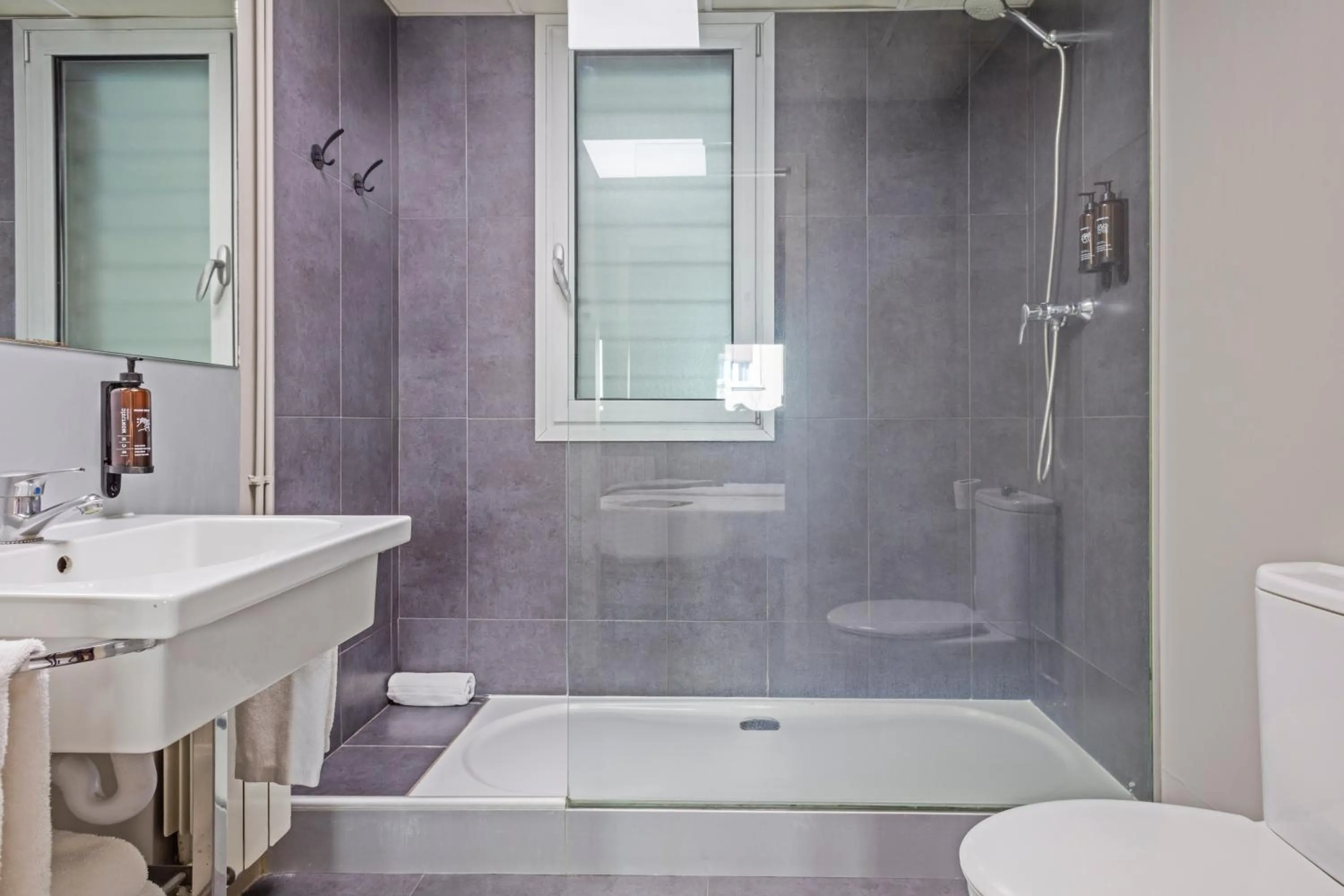 Shower in Aparthotel Bcn Montjuic