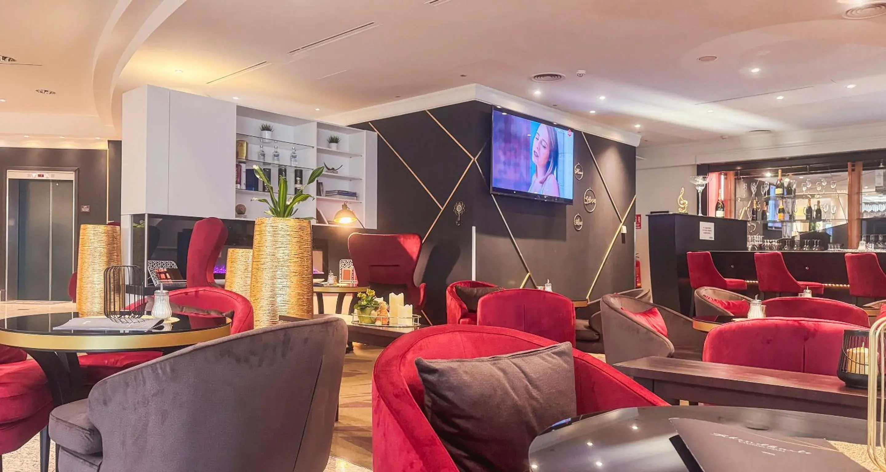 Lounge or bar in PLAZA Premium Wien Lounge or bar in PLAZA Premium Wien