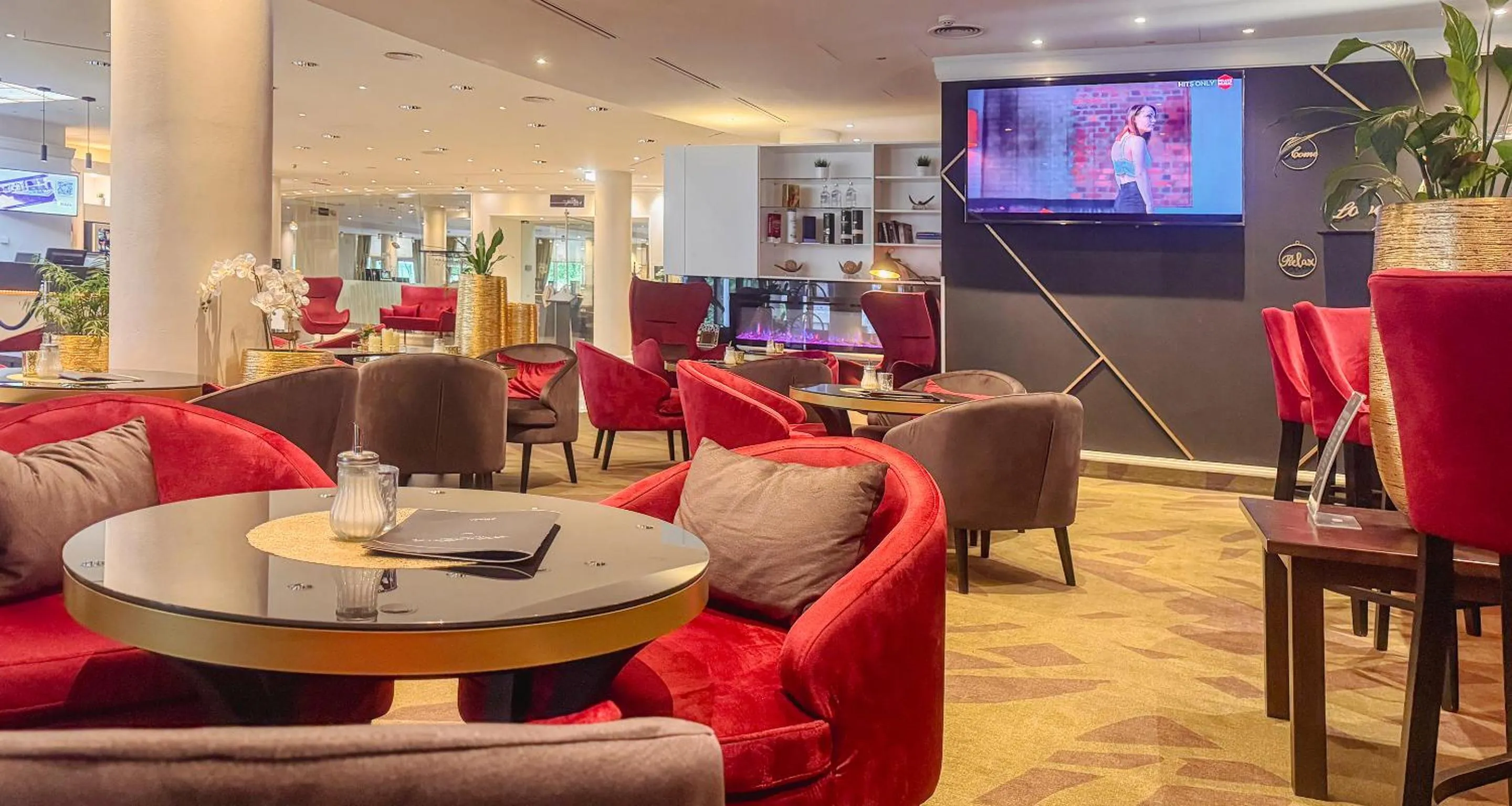 Lounge or bar in PLAZA Premium Wien