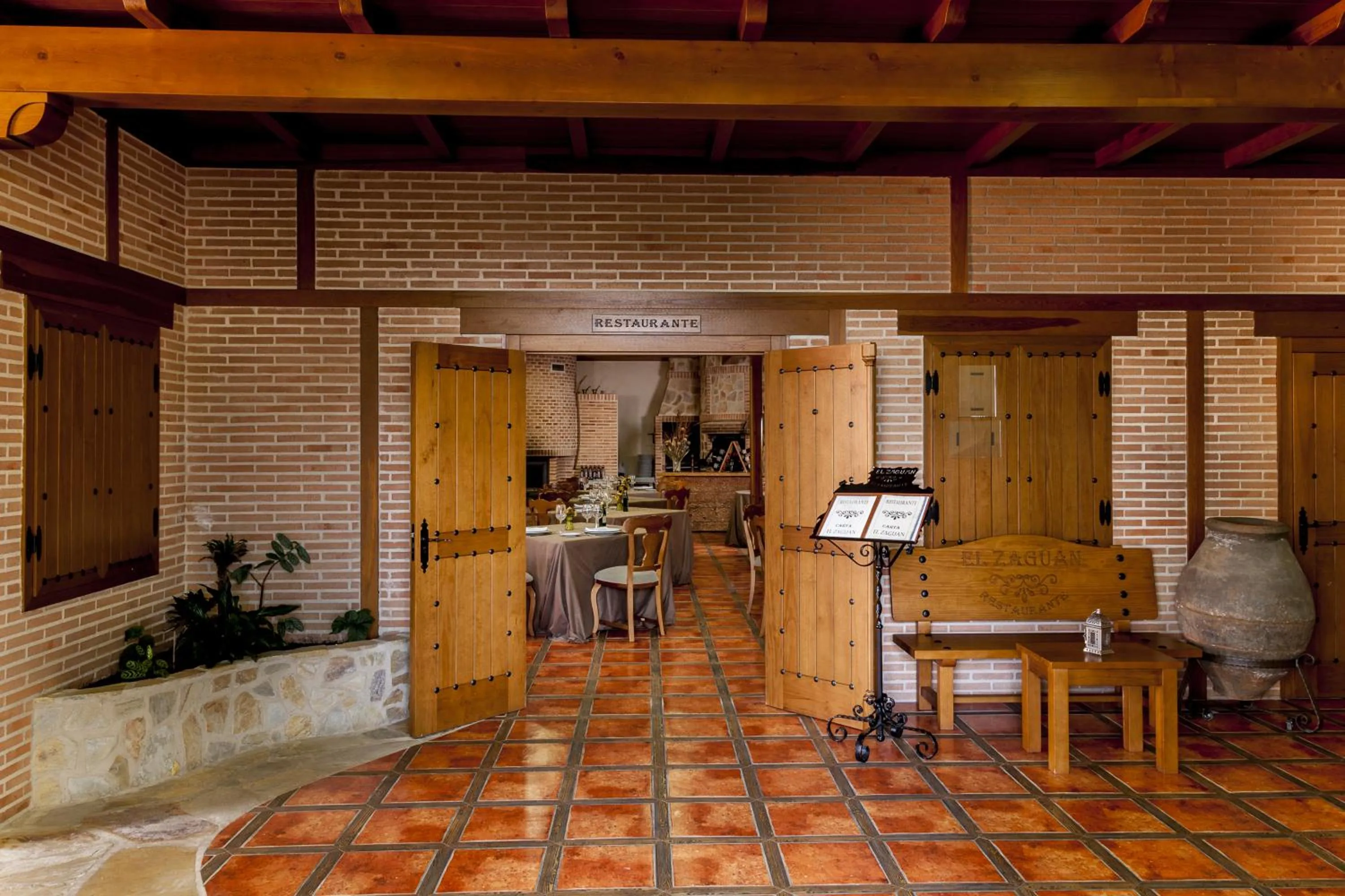 Restaurant/places to eat in Hotel Comendador