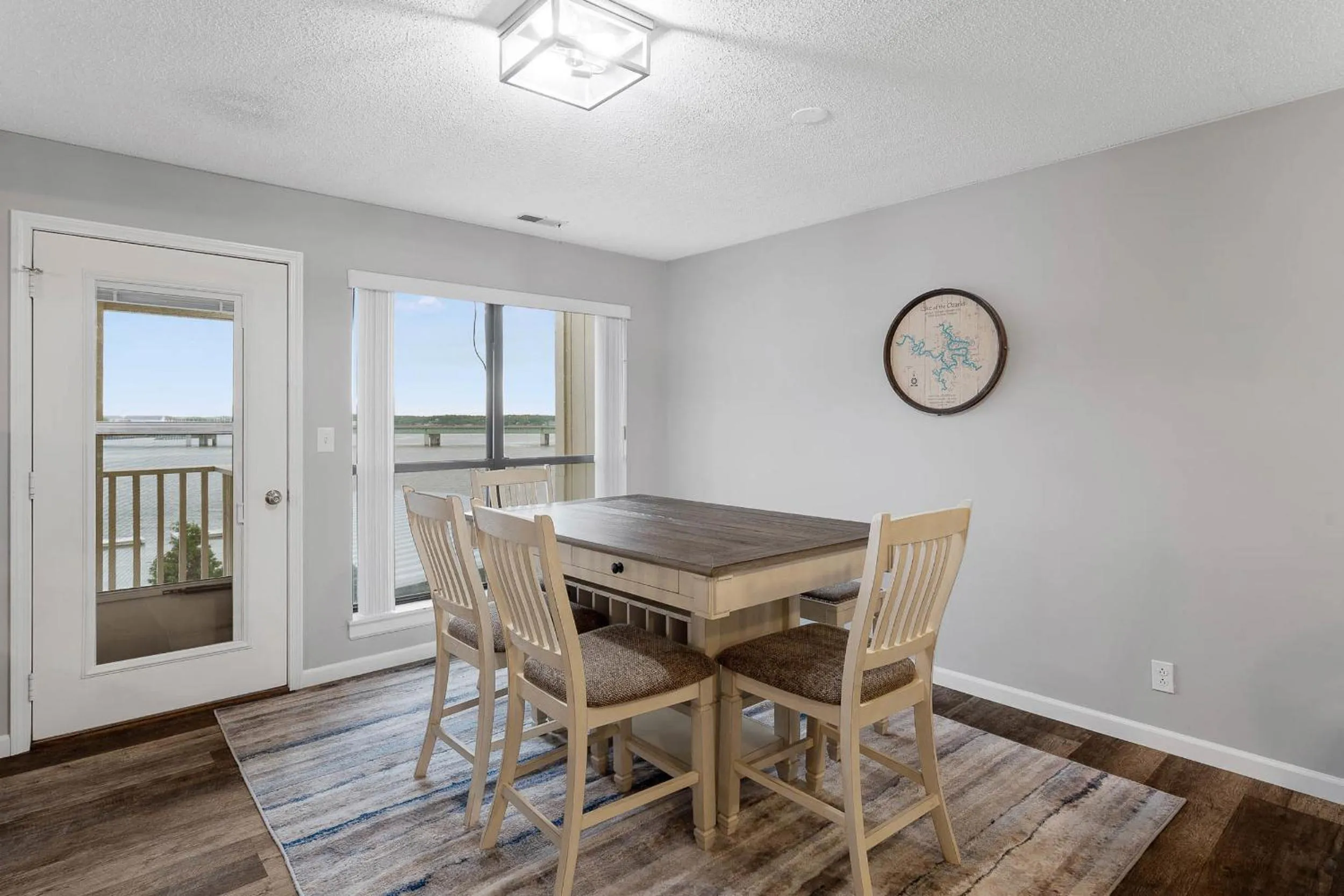 Dining area in Beautiful Lakefront 3br Private Condo