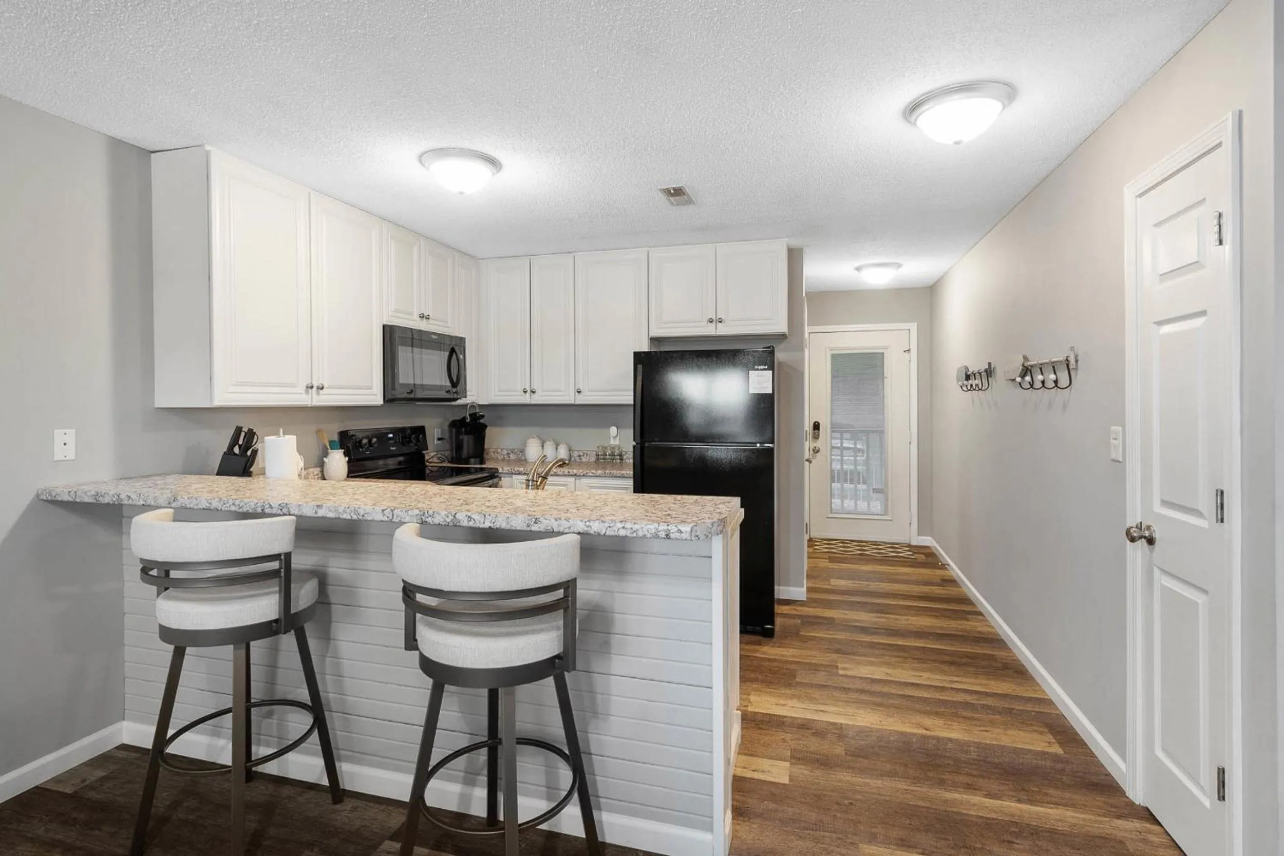 Kitchen or kitchenette in Beautiful Lakefront 3br Private Condo