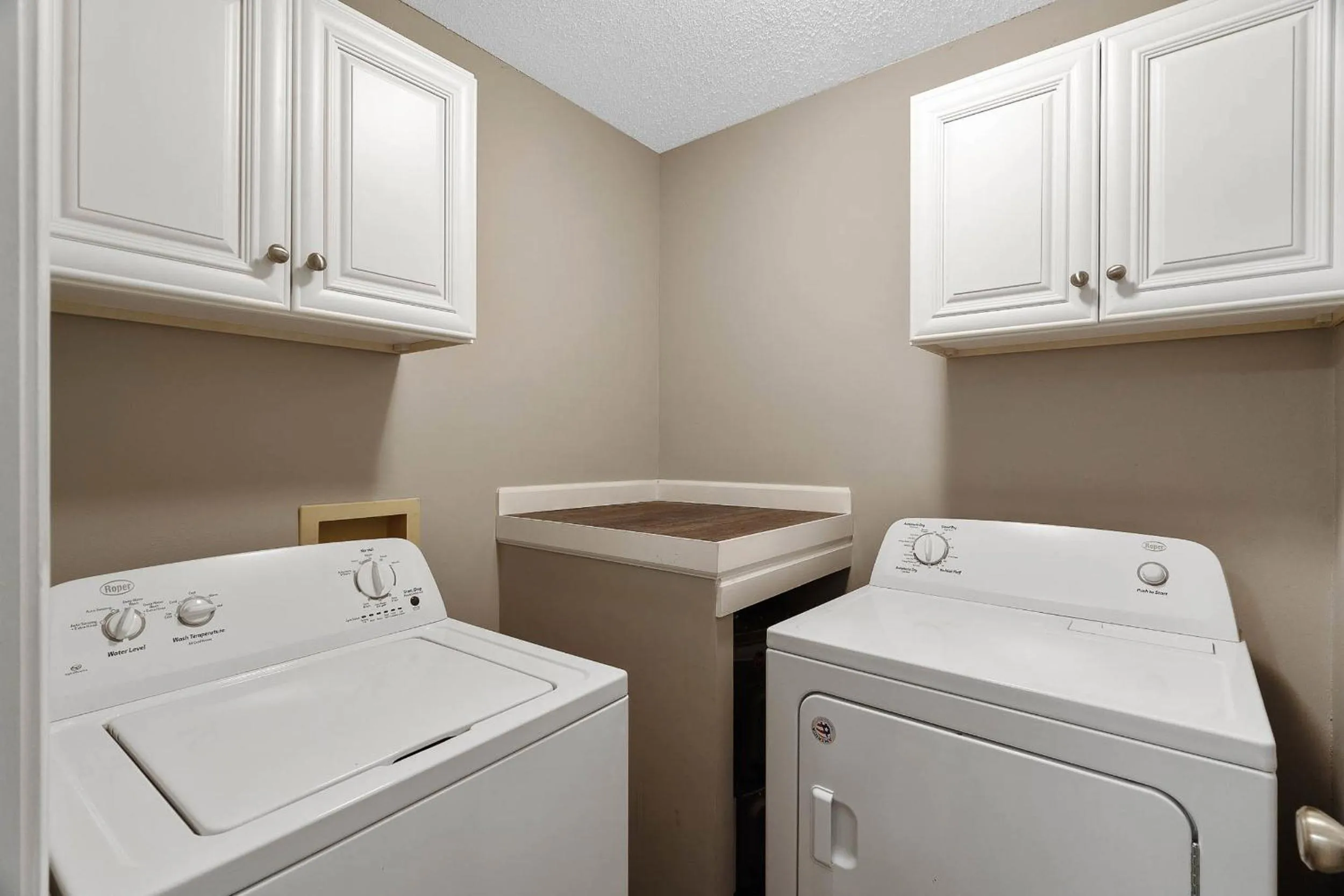 washing machine in Beautiful Lakefront 3br Private Condo