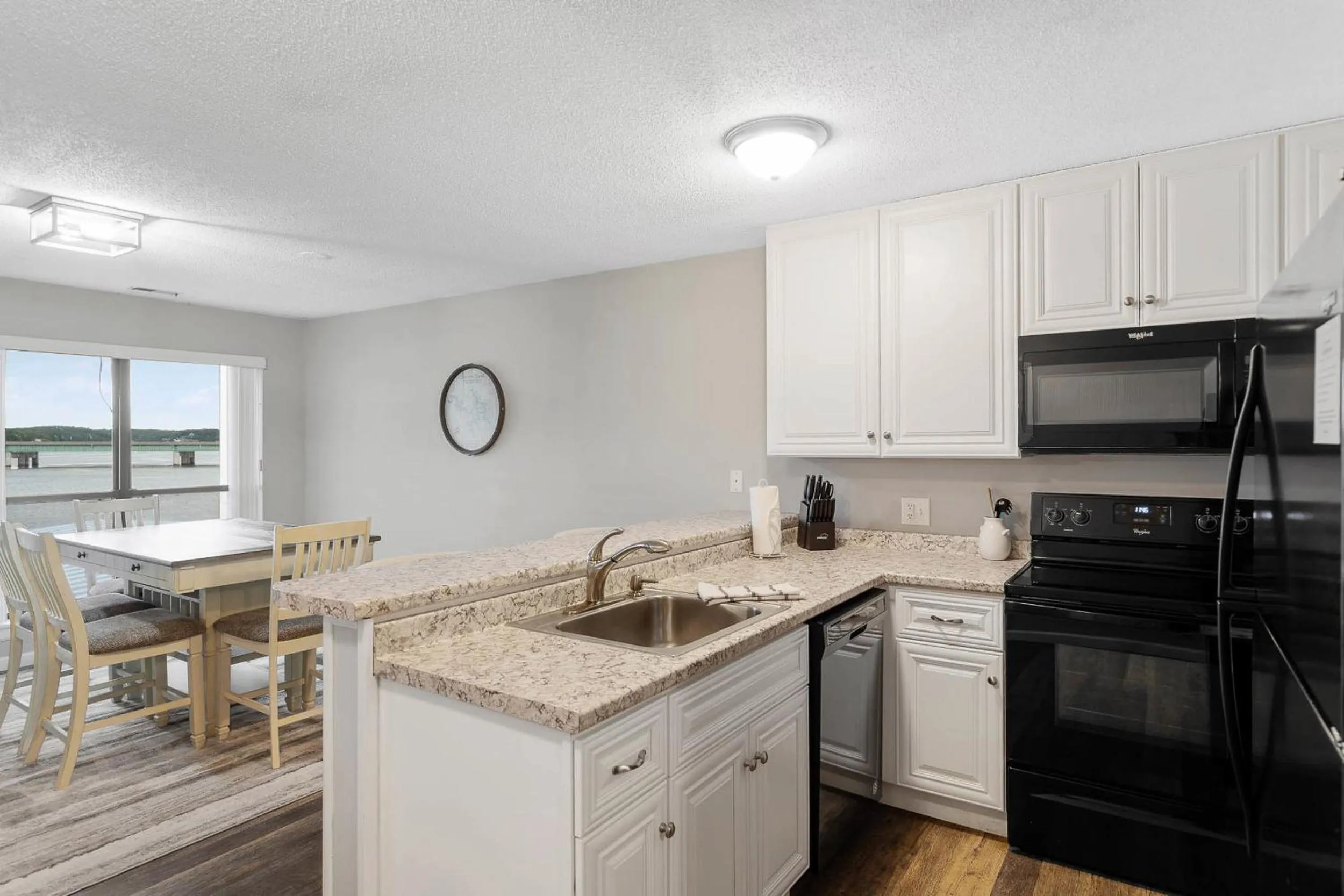 Kitchen or kitchenette in Beautiful Lakefront 3br Private Condo