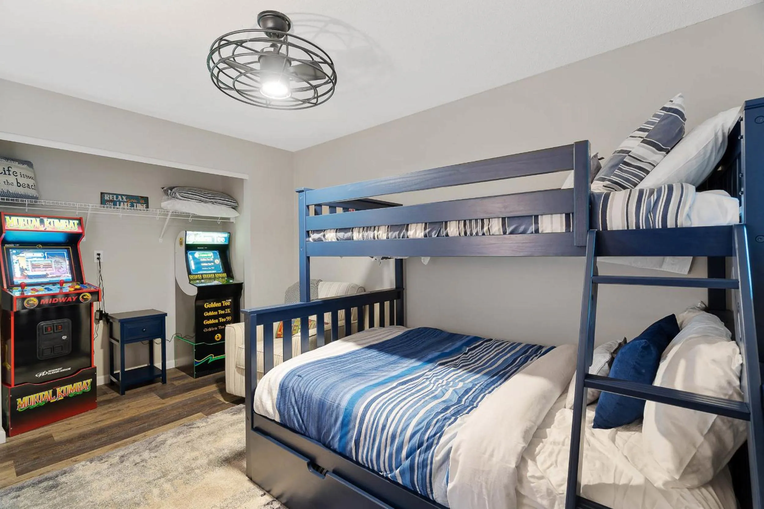 Bed in Beautiful Lakefront 3br Private Condo