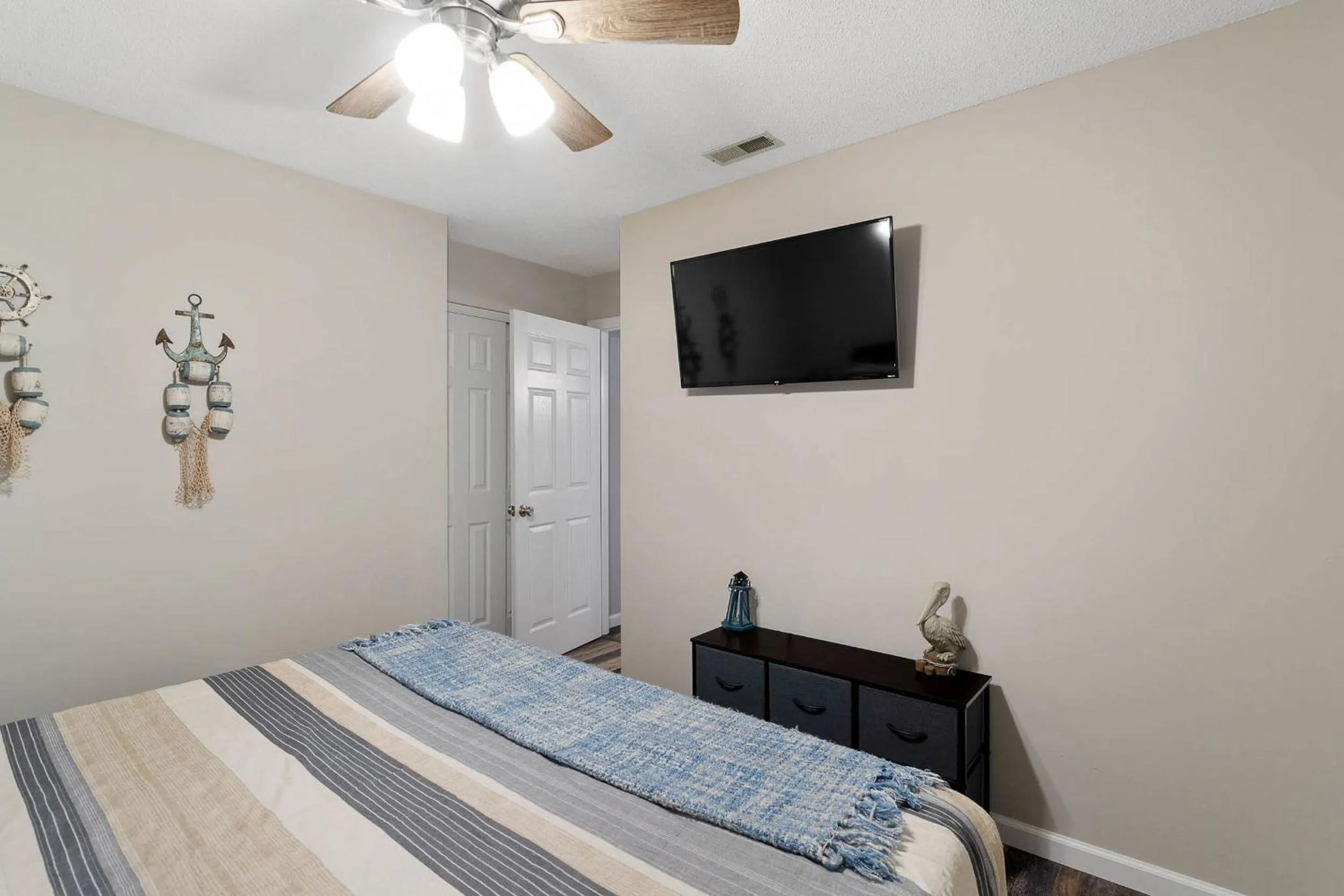 Bed in Beautiful Lakefront 3br Private Condo