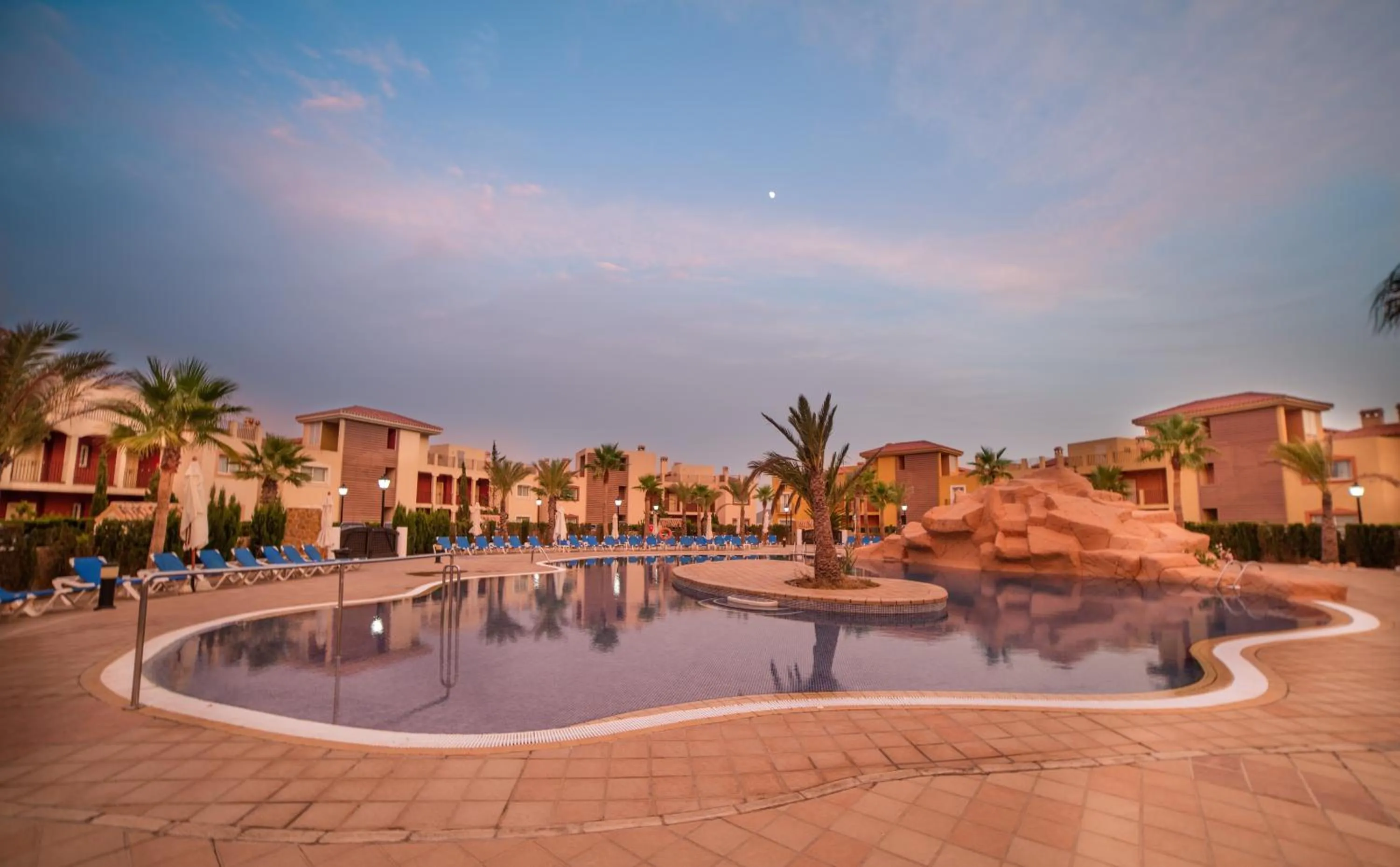 Swimming pool in Ona Lomas Village - La Manga Club