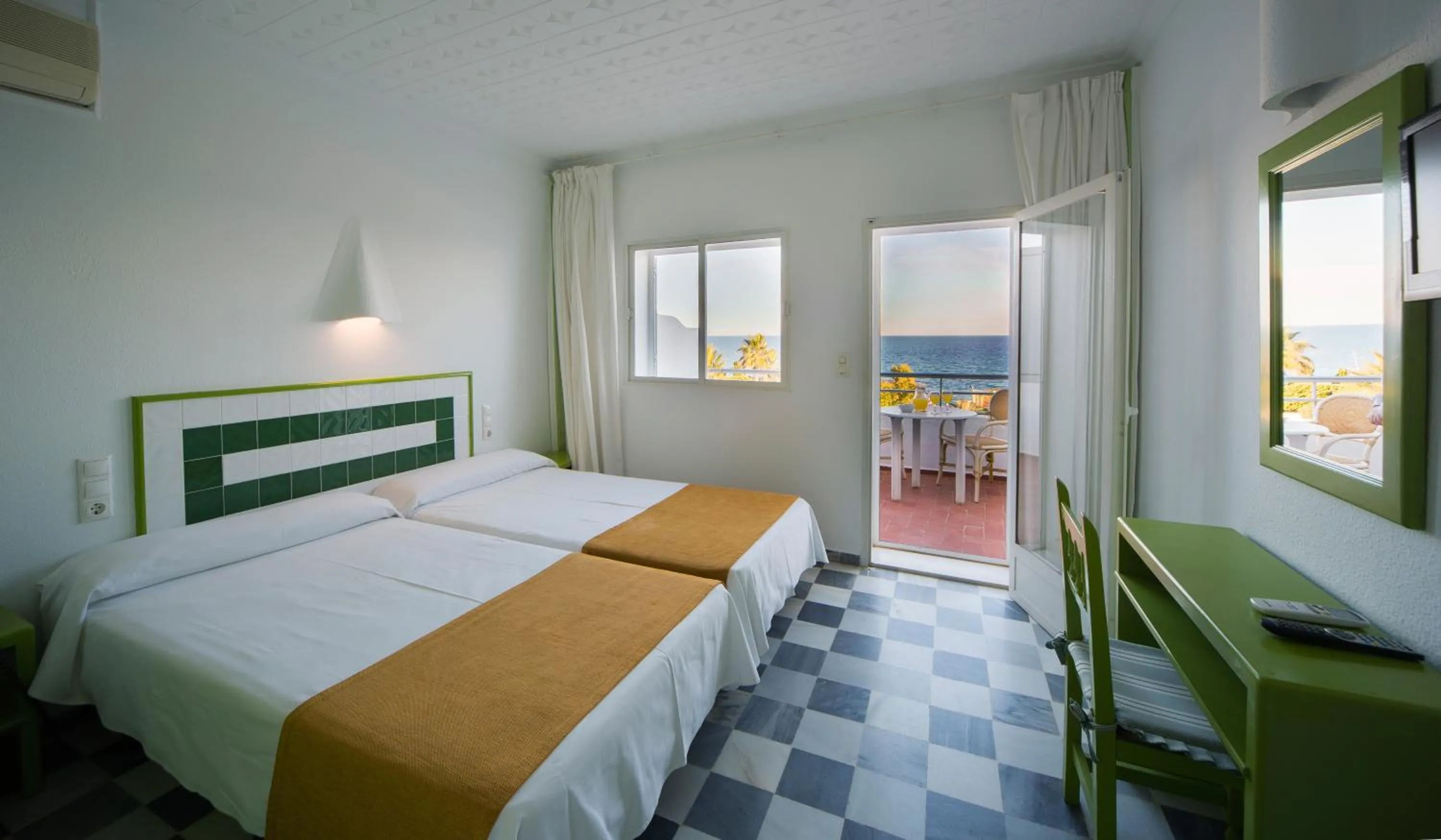 Balcony/Terrace, Bed in Hotel El Puntazo I