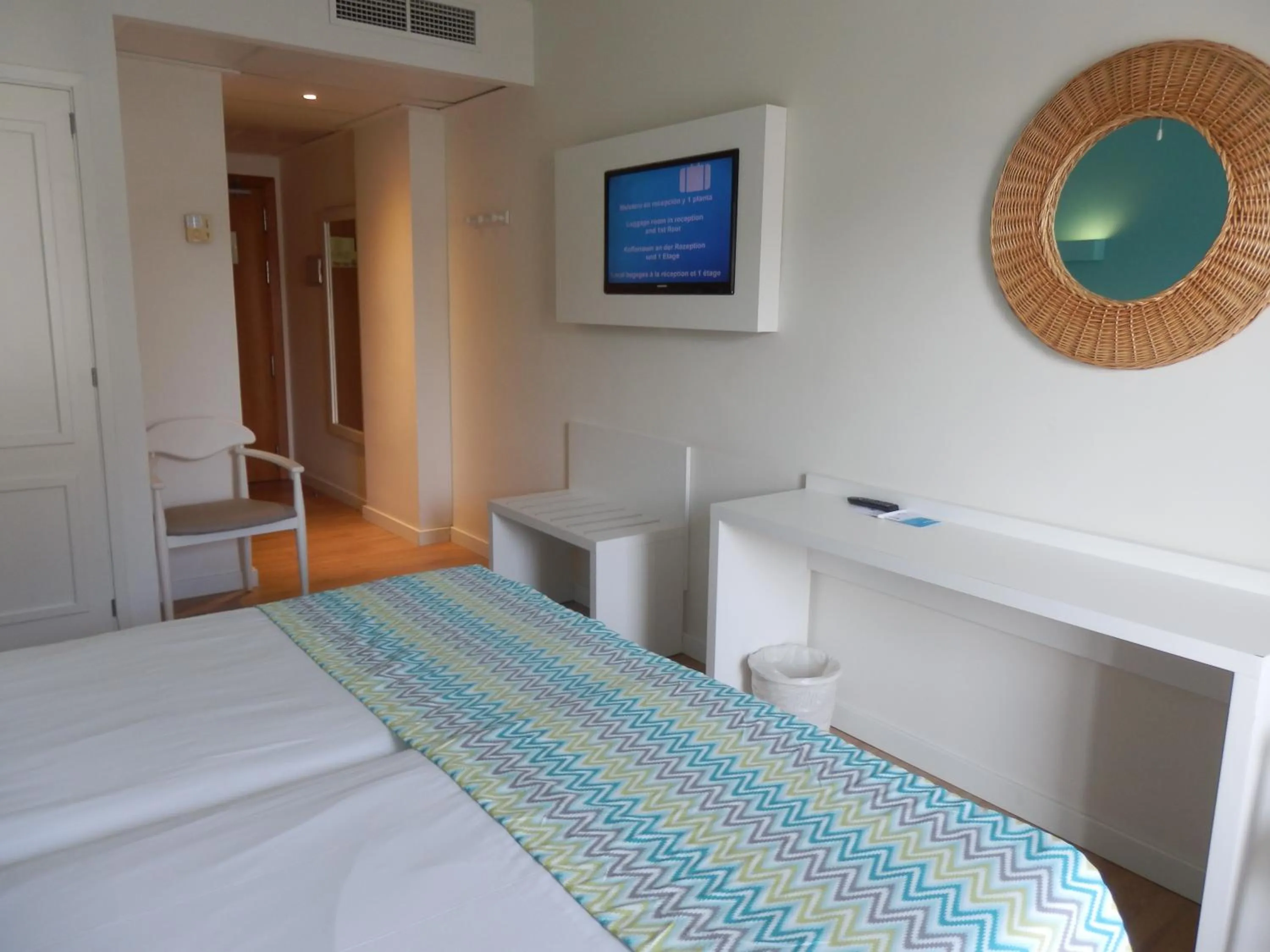 Photo of the whole room, Bed in Oleander