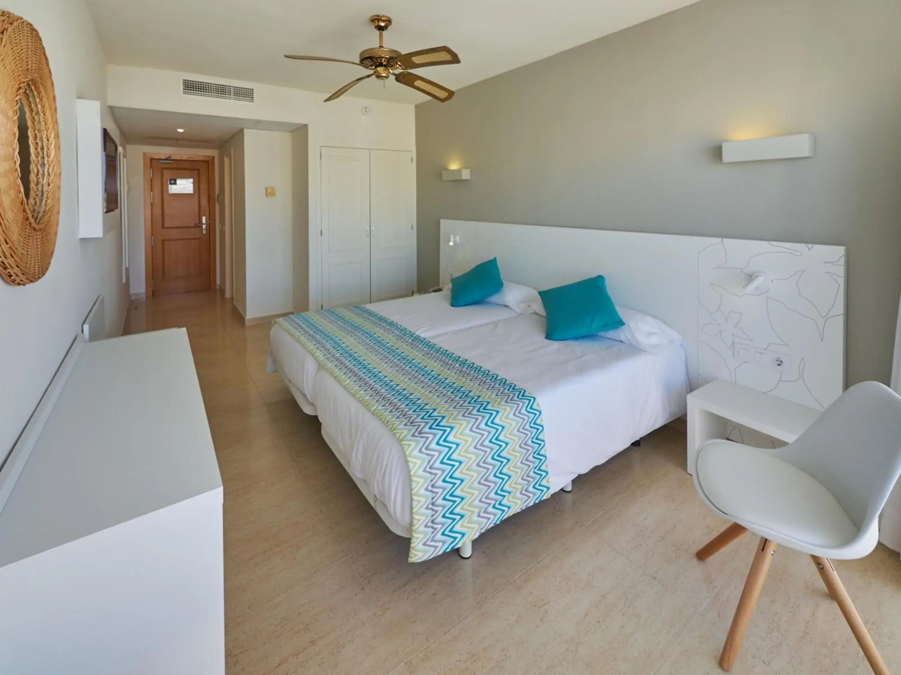 Bedroom, Bed in Oleander Bedroom, Bed in Oleander