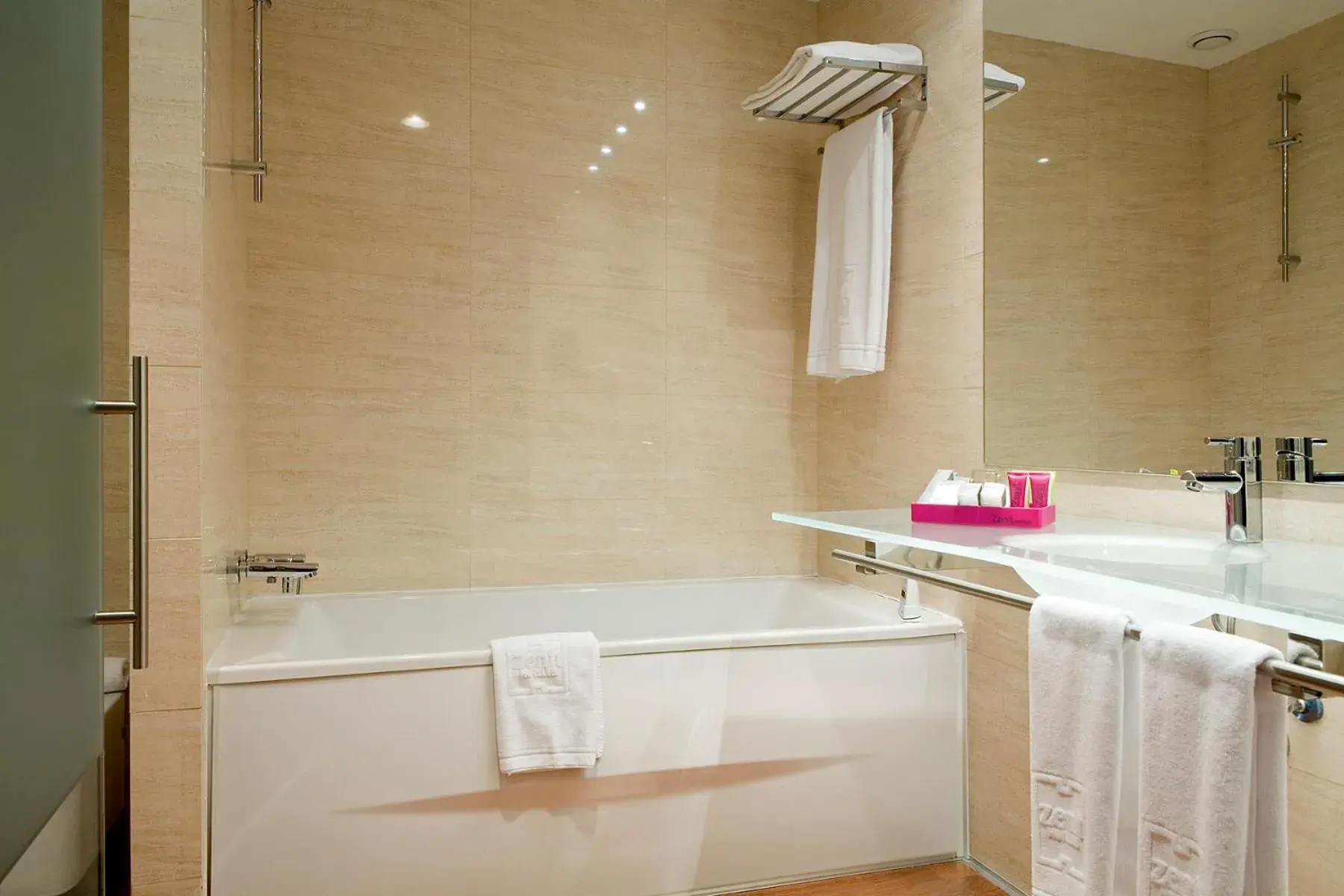 Bathroom in Hotel Zenit Pamplona Bathroom in Hotel Zenit Pamplona